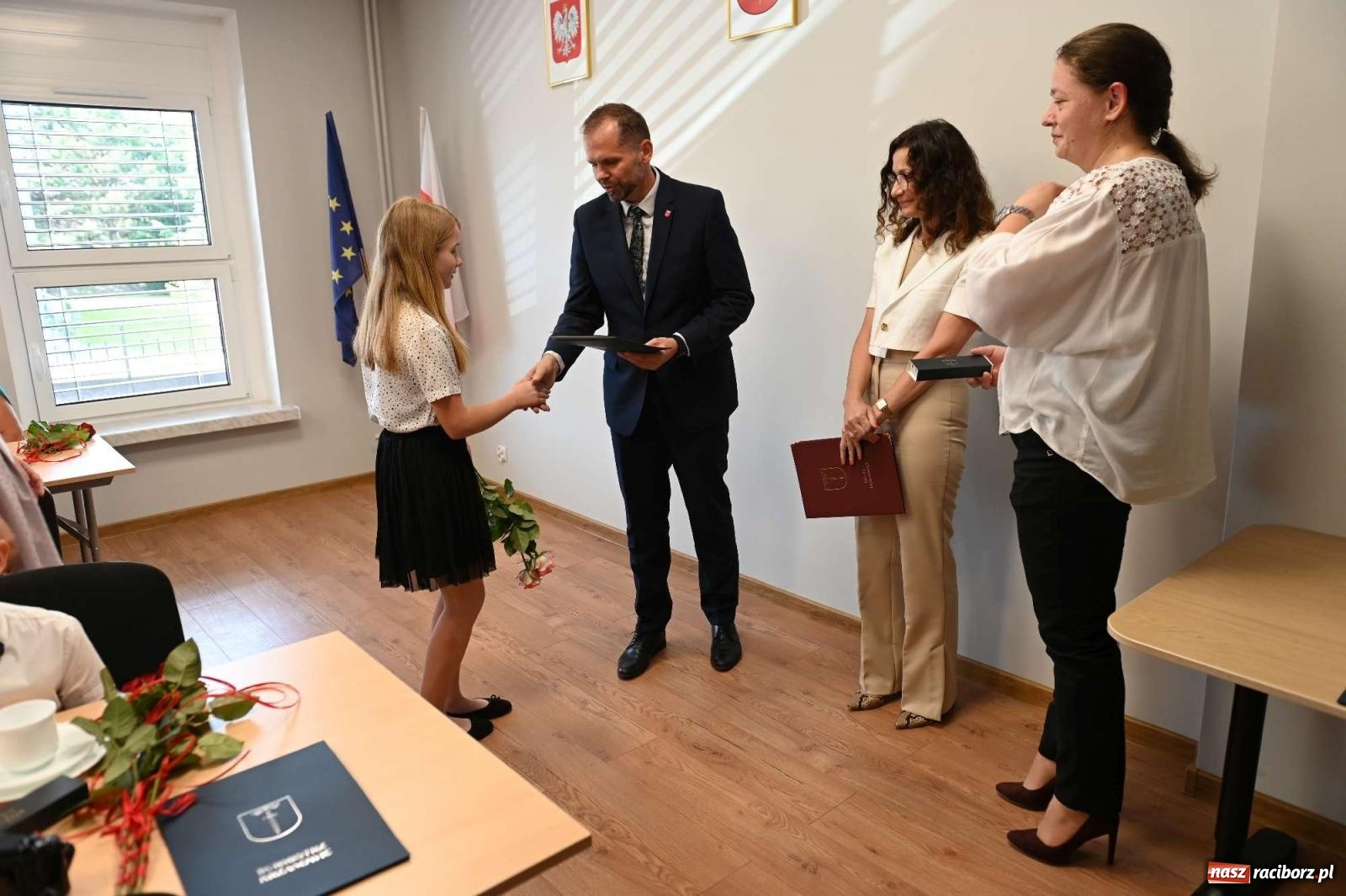 Zdjęcie w galerii na portalu naszraciborz.pl: Najlepsi uczniowie z gminy Krzanowice z nagrodami burmistrza wiadomości z regionu