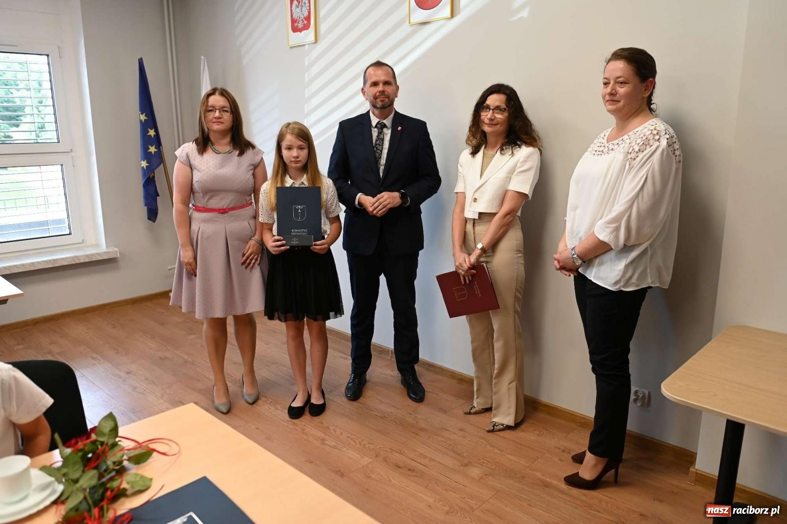 Zdjęcie w galerii na portalu naszraciborz.pl: Najlepsi uczniowie z gminy Krzanowice z nagrodami burmistrza wiadomości z regionu