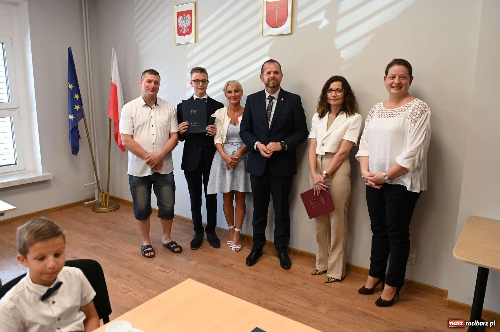 Zdjęcie w galerii na portalu naszraciborz.pl: Najlepsi uczniowie z gminy Krzanowice z nagrodami burmistrza wiadomości z regionu