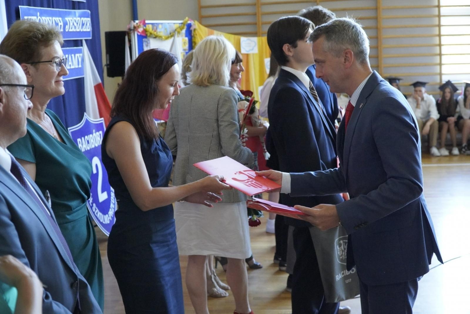 Zdjęcie w galerii na portalu naszraciborz.pl: Ostatni dzwonek, czyli miejskie zakończeniu roku na Ocicach [FOTO i WIDEO] wiadomości z regionu