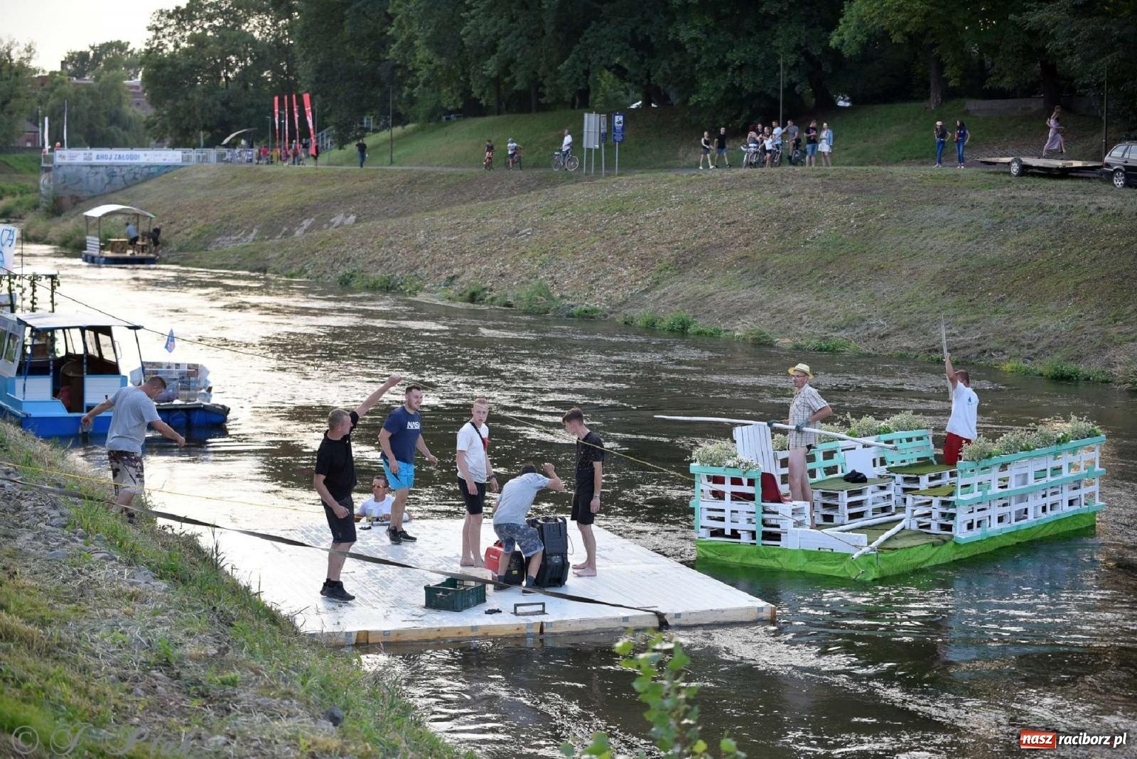 Zdjęcie w galerii na portalu naszraciborz.pl: Gitarzysko i pływadła w Raciborzu [FOTO] wiadomości z regionu