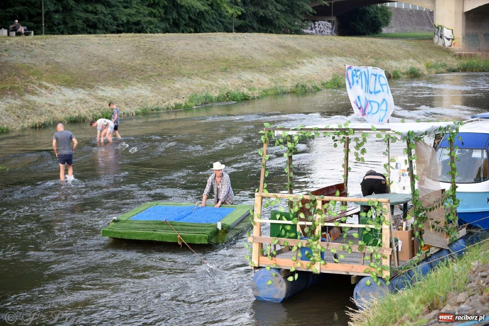 Zdjęcie w galerii na portalu naszraciborz.pl: Gitarzysko i pływadła w Raciborzu [FOTO] wiadomości z regionu