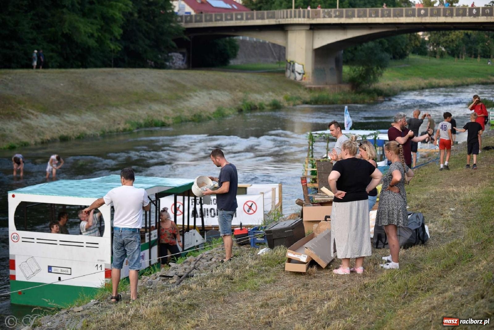 Zdjęcie w galerii na portalu naszraciborz.pl: Gitarzysko i pływadła w Raciborzu [FOTO] wiadomości z regionu