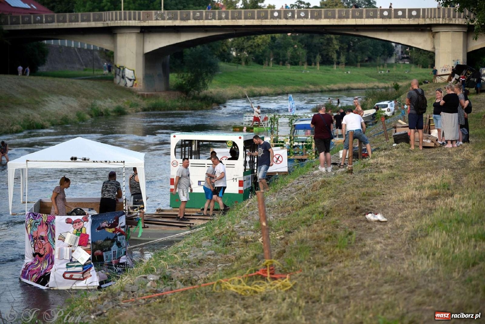 Zdjęcie w galerii na portalu naszraciborz.pl: Gitarzysko i pływadła w Raciborzu [FOTO] wiadomości z regionu