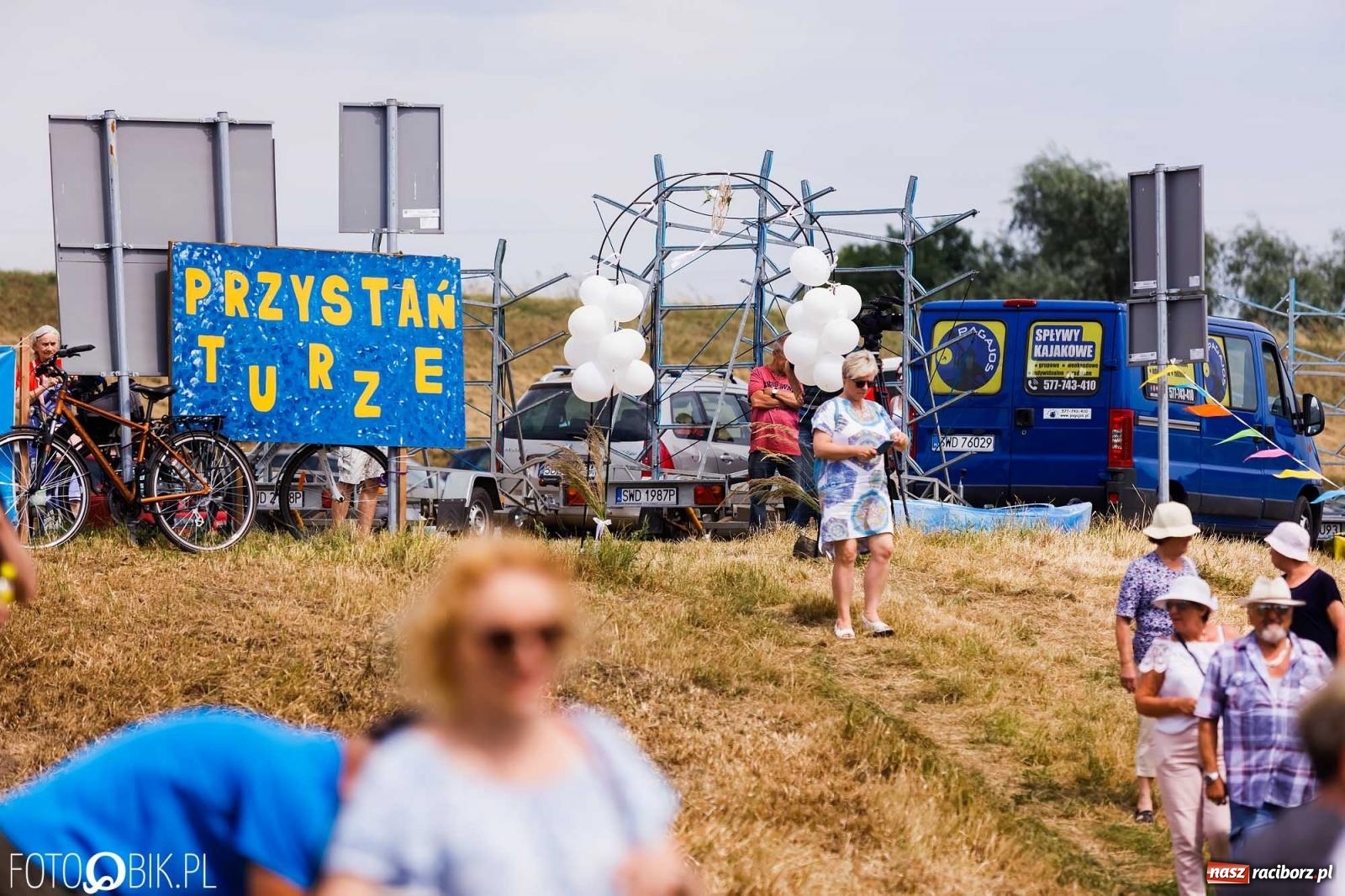 Zdjęcie w galerii na portalu naszraciborz.pl: Ślub na Odrze w Turzu. Udzielił go burmistrz i kapitan Paweł Macha [FOTO i WIDEO] wiadomości z regionu