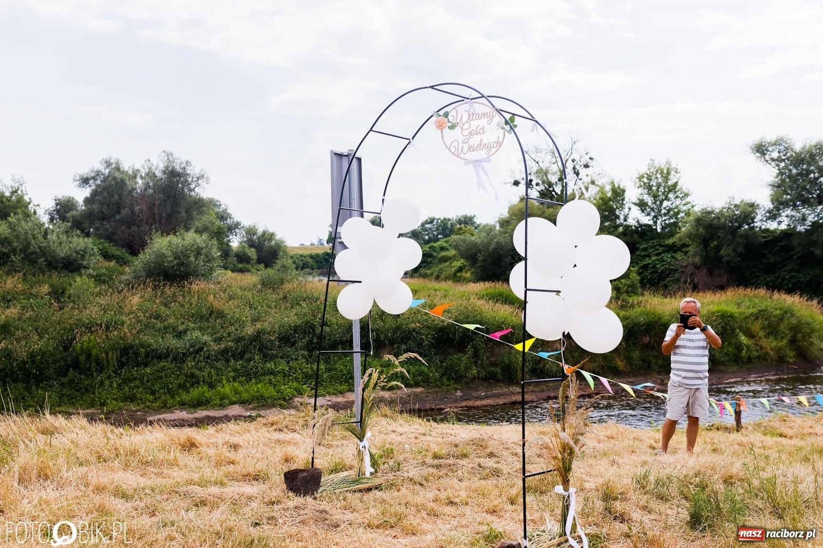 Zdjęcie w galerii na portalu naszraciborz.pl: Ślub na Odrze w Turzu. Udzielił go burmistrz i kapitan Paweł Macha [FOTO i WIDEO] wiadomości z regionu