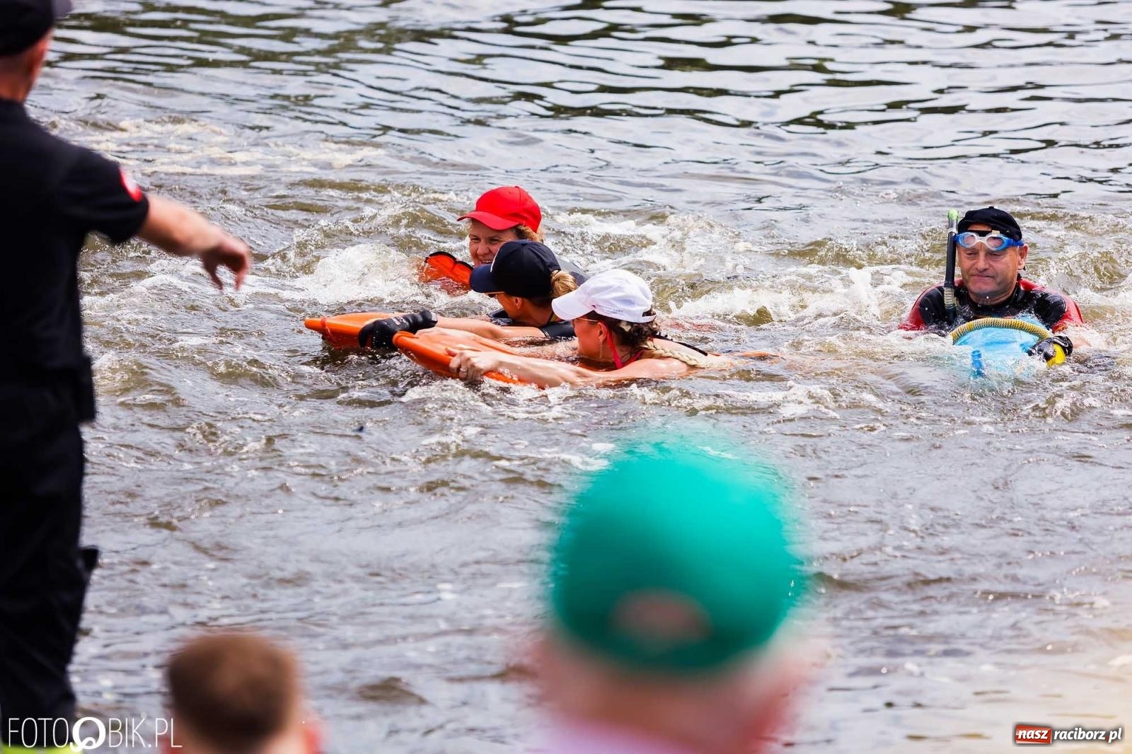 Zdjęcie w galerii na portalu naszraciborz.pl: Ślub na Odrze w Turzu. Udzielił go burmistrz i kapitan Paweł Macha [FOTO i WIDEO] wiadomości z regionu