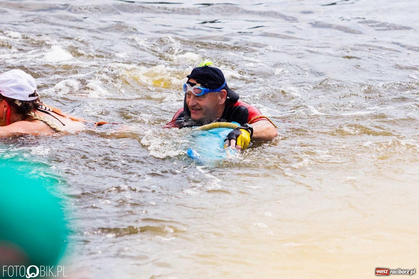 Zdjęcie w galerii na portalu naszraciborz.pl: Ślub na Odrze w Turzu. Udzielił go burmistrz i kapitan Paweł Macha [FOTO i WIDEO] wiadomości z regionu