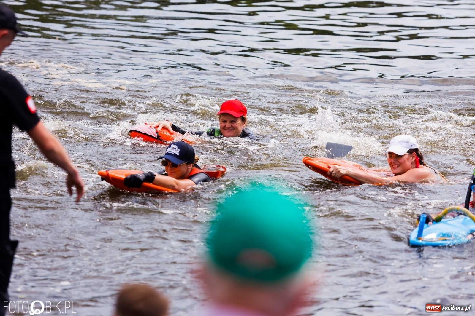 Zdjęcie w galerii na portalu naszraciborz.pl: Ślub na Odrze w Turzu. Udzielił go burmistrz i kapitan Paweł Macha [FOTO i WIDEO] wiadomości z regionu