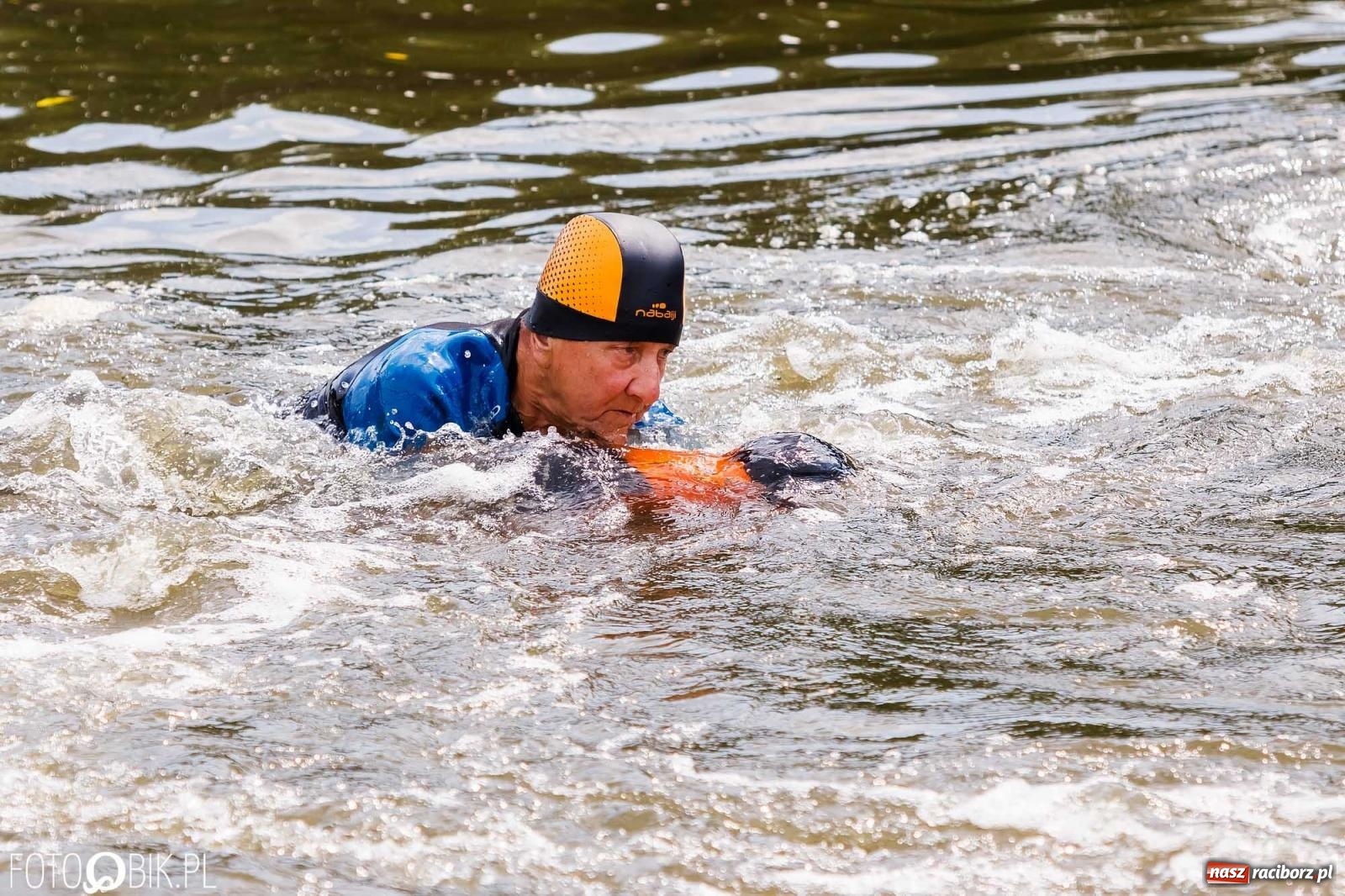 Zdjęcie w galerii na portalu naszraciborz.pl: Ślub na Odrze w Turzu. Udzielił go burmistrz i kapitan Paweł Macha [FOTO i WIDEO] wiadomości z regionu