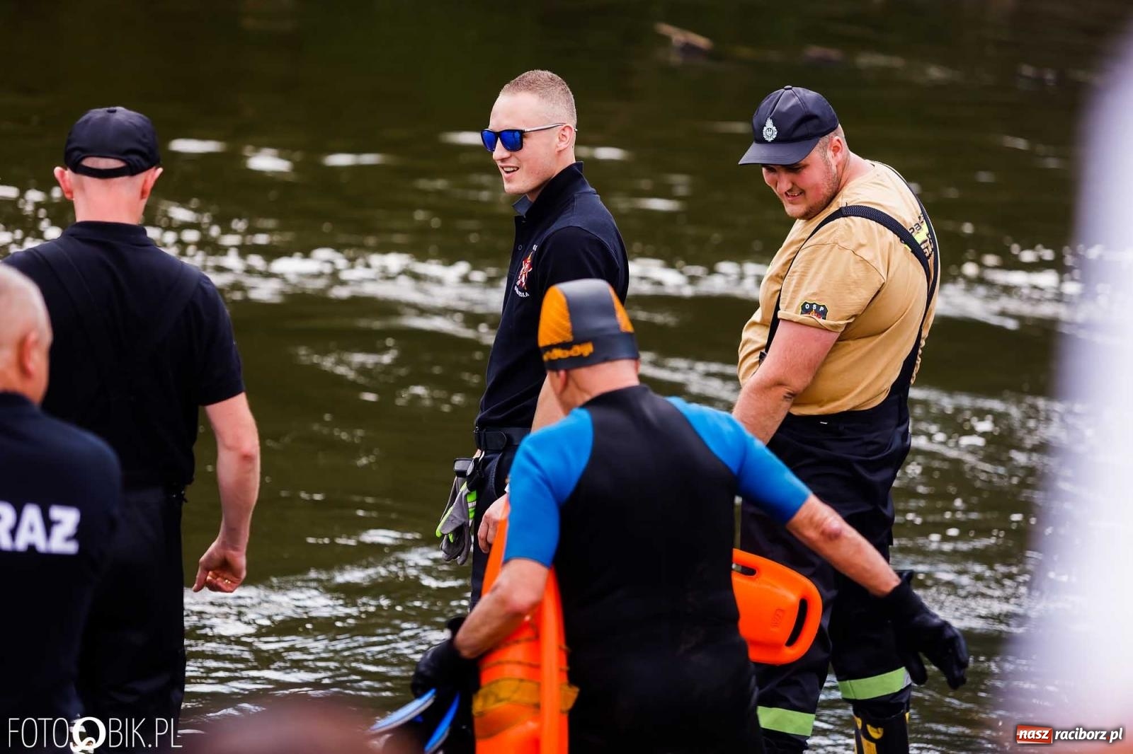 Zdjęcie w galerii na portalu naszraciborz.pl: Ślub na Odrze w Turzu. Udzielił go burmistrz i kapitan Paweł Macha [FOTO i WIDEO] wiadomości z regionu