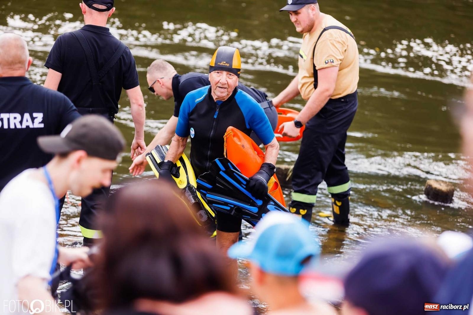 Zdjęcie w galerii na portalu naszraciborz.pl: Ślub na Odrze w Turzu. Udzielił go burmistrz i kapitan Paweł Macha [FOTO i WIDEO] wiadomości z regionu