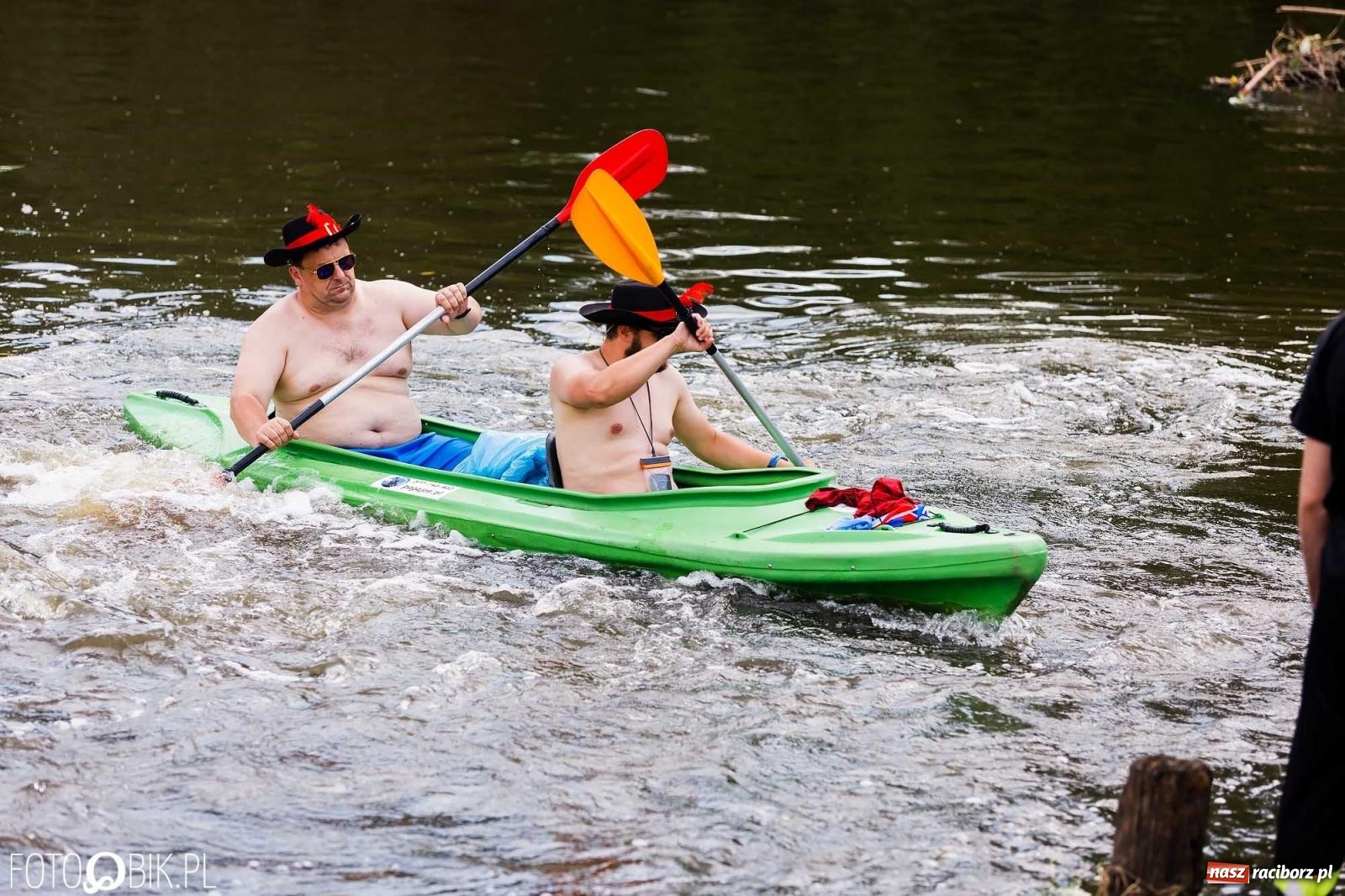 Zdjęcie w galerii na portalu naszraciborz.pl: Ślub na Odrze w Turzu. Udzielił go burmistrz i kapitan Paweł Macha [FOTO i WIDEO] wiadomości z regionu