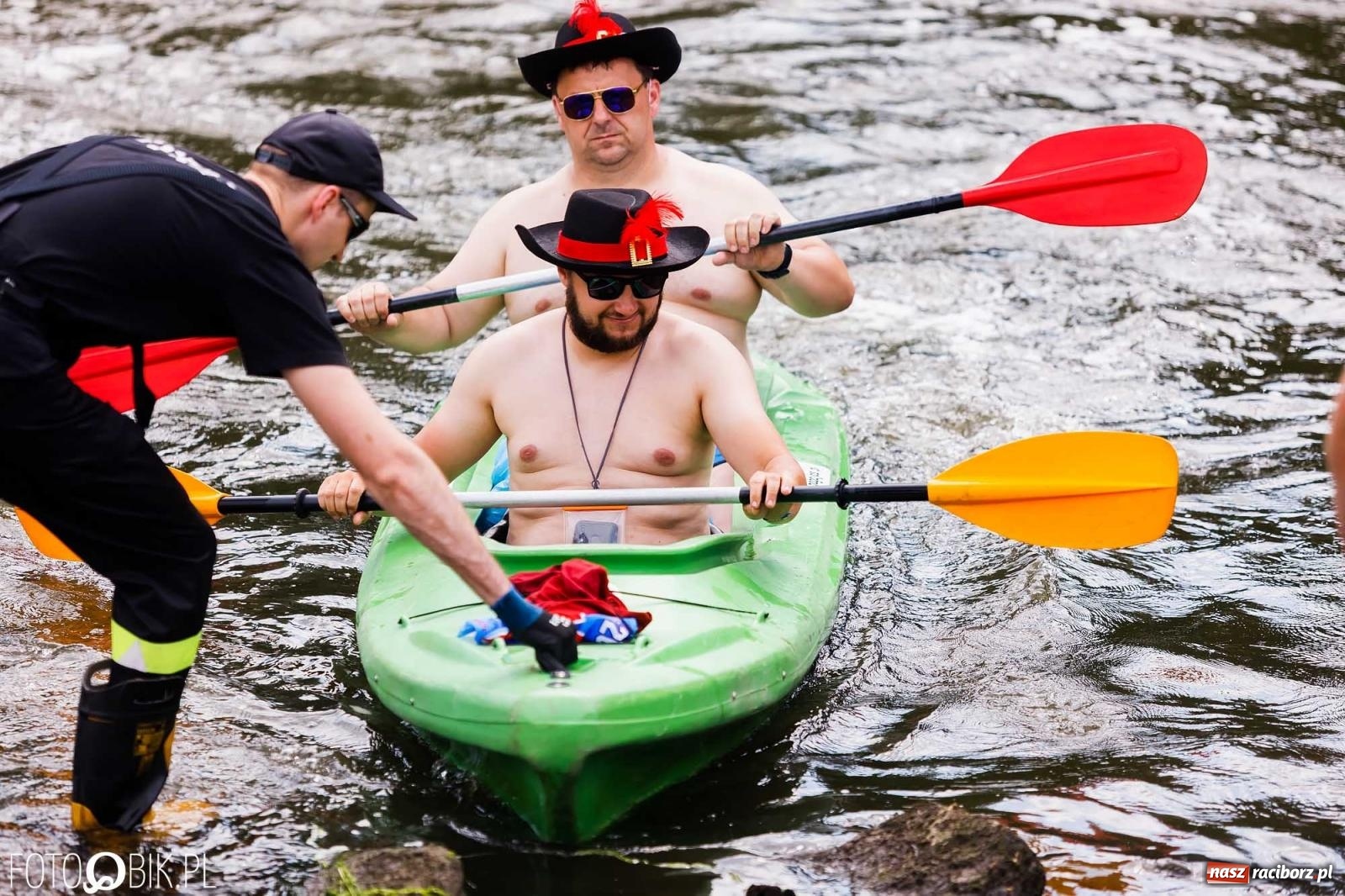 Zdjęcie w galerii na portalu naszraciborz.pl: Ślub na Odrze w Turzu. Udzielił go burmistrz i kapitan Paweł Macha [FOTO i WIDEO] wiadomości z regionu