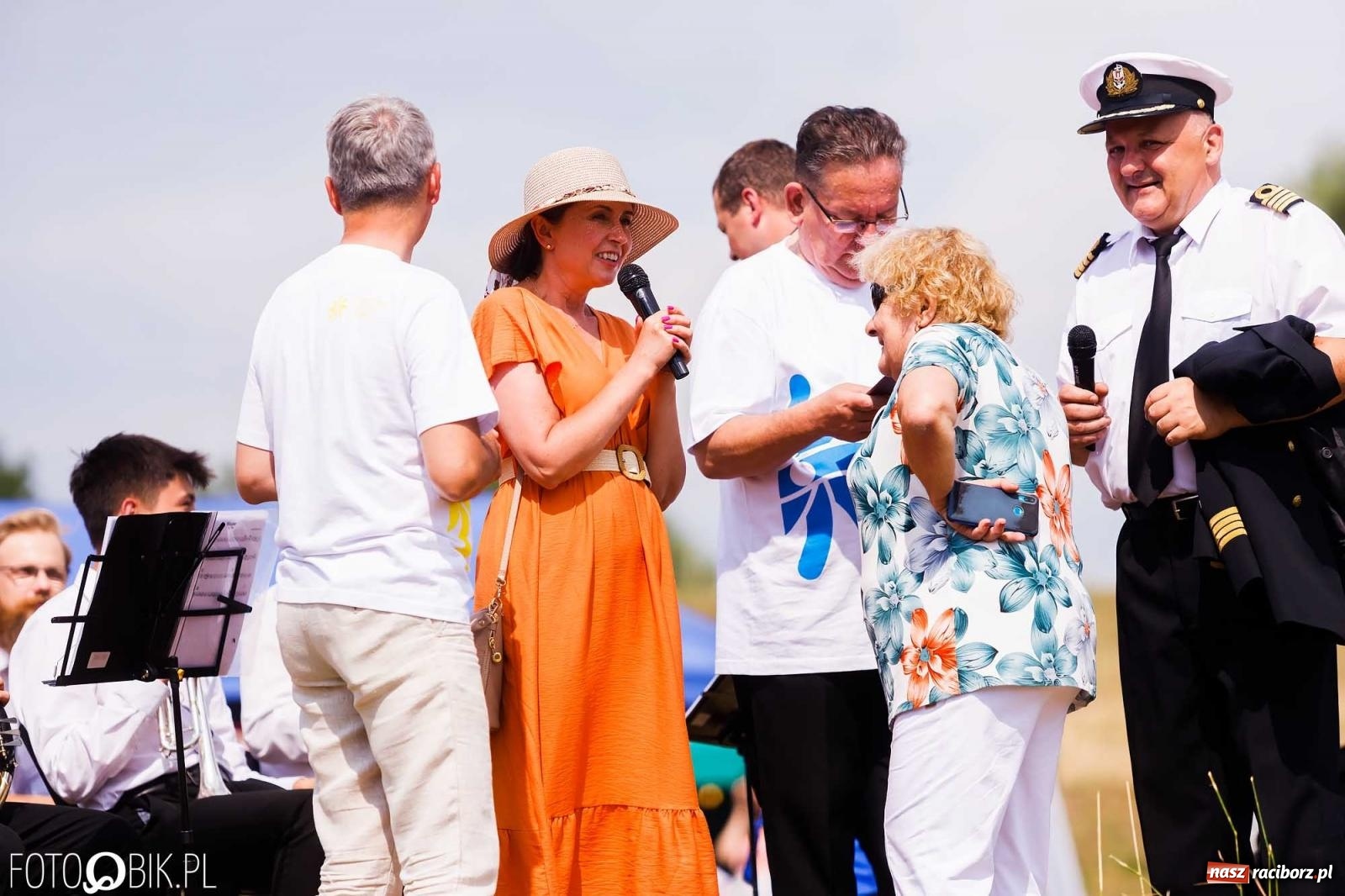 Zdjęcie w galerii na portalu naszraciborz.pl: Ślub na Odrze w Turzu. Udzielił go burmistrz i kapitan Paweł Macha [FOTO i WIDEO] wiadomości z regionu