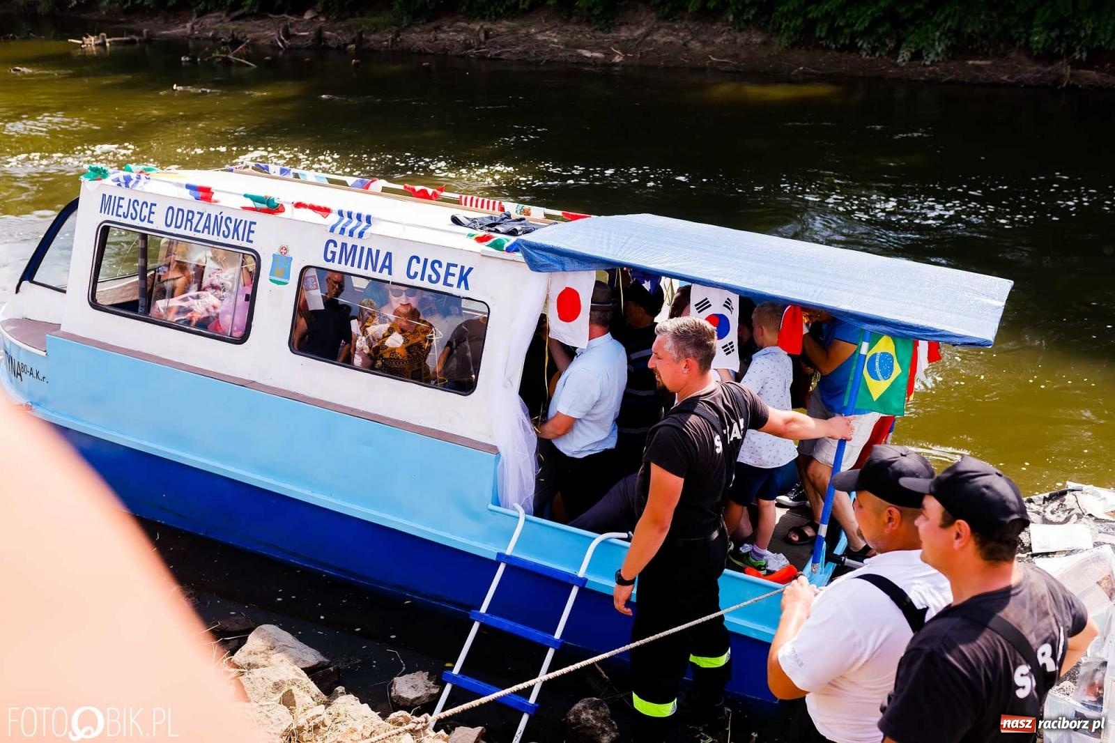 Zdjęcie w galerii na portalu naszraciborz.pl: Ślub na Odrze w Turzu. Udzielił go burmistrz i kapitan Paweł Macha [FOTO i WIDEO] wiadomości z regionu