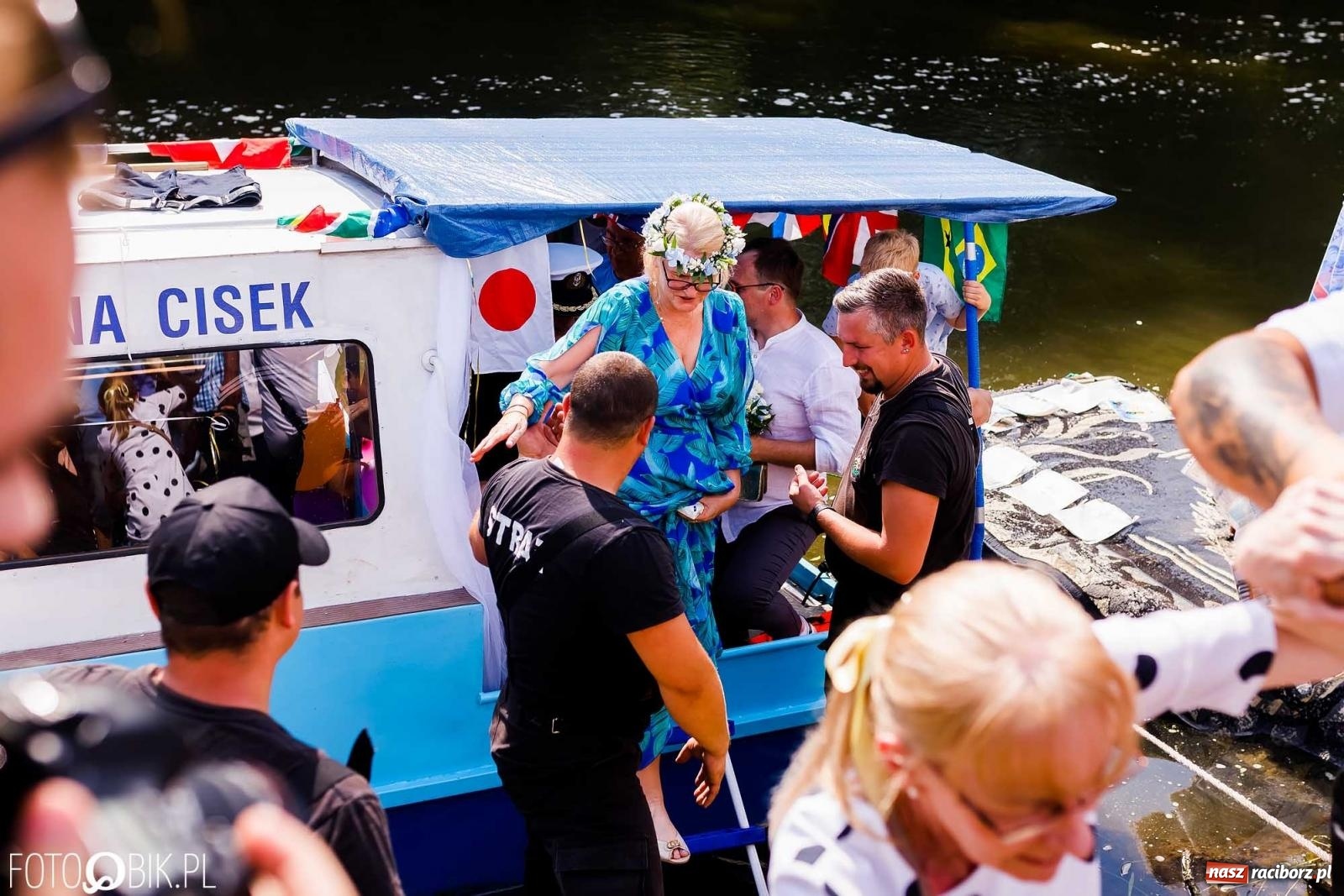 Zdjęcie w galerii na portalu naszraciborz.pl: Ślub na Odrze w Turzu. Udzielił go burmistrz i kapitan Paweł Macha [FOTO i WIDEO] wiadomości z regionu