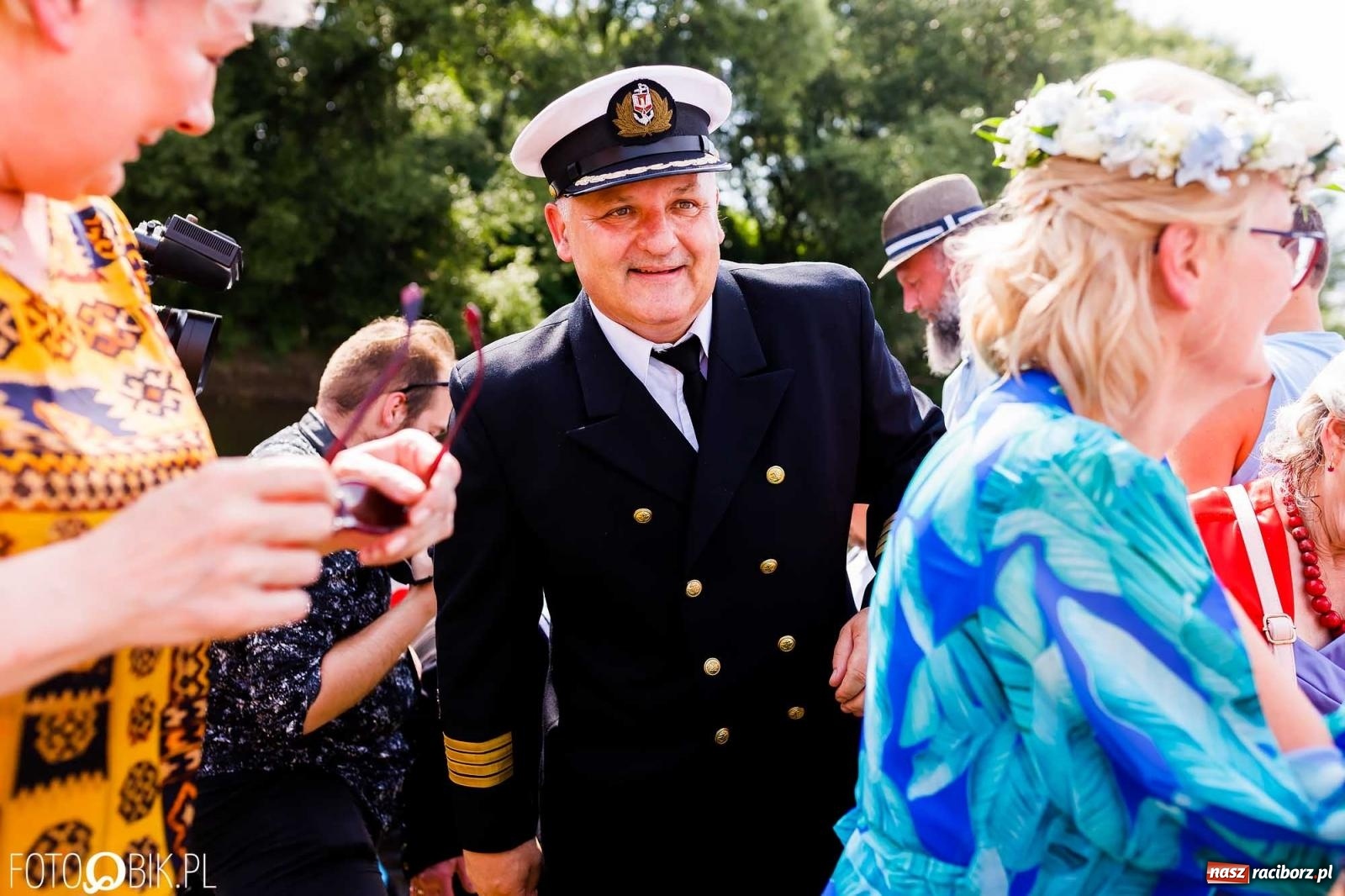 Zdjęcie w galerii na portalu naszraciborz.pl: Ślub na Odrze w Turzu. Udzielił go burmistrz i kapitan Paweł Macha [FOTO i WIDEO] wiadomości z regionu