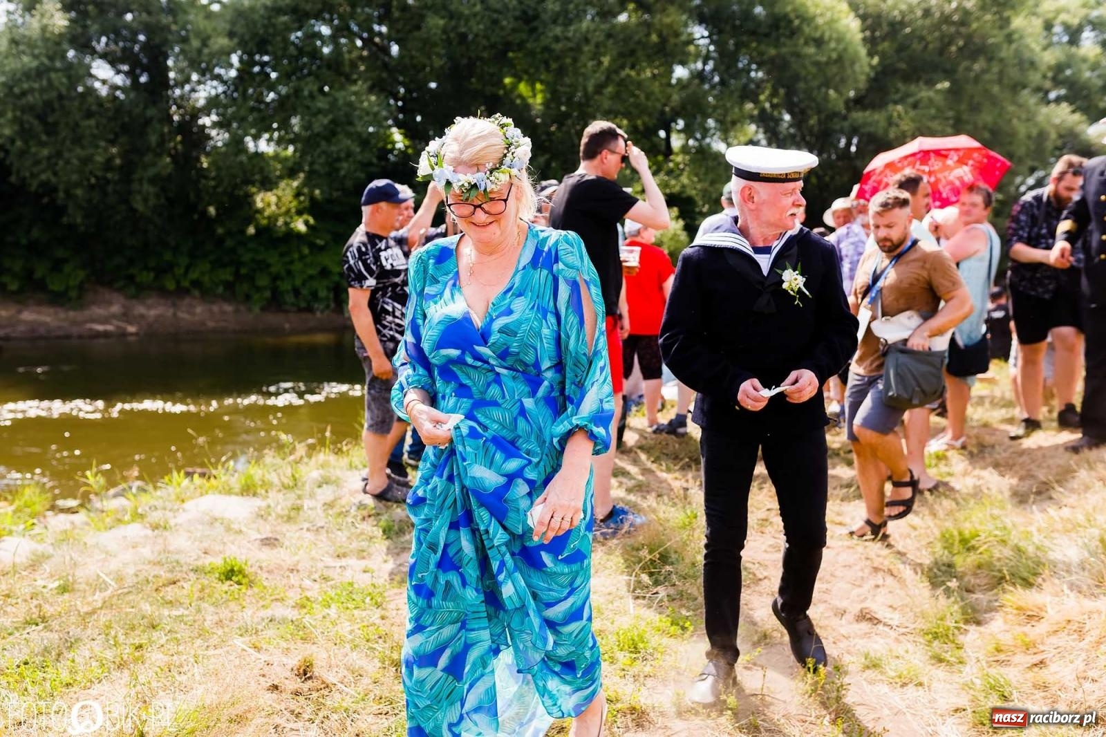 Zdjęcie w galerii na portalu naszraciborz.pl: Ślub na Odrze w Turzu. Udzielił go burmistrz i kapitan Paweł Macha [FOTO i WIDEO] wiadomości z regionu