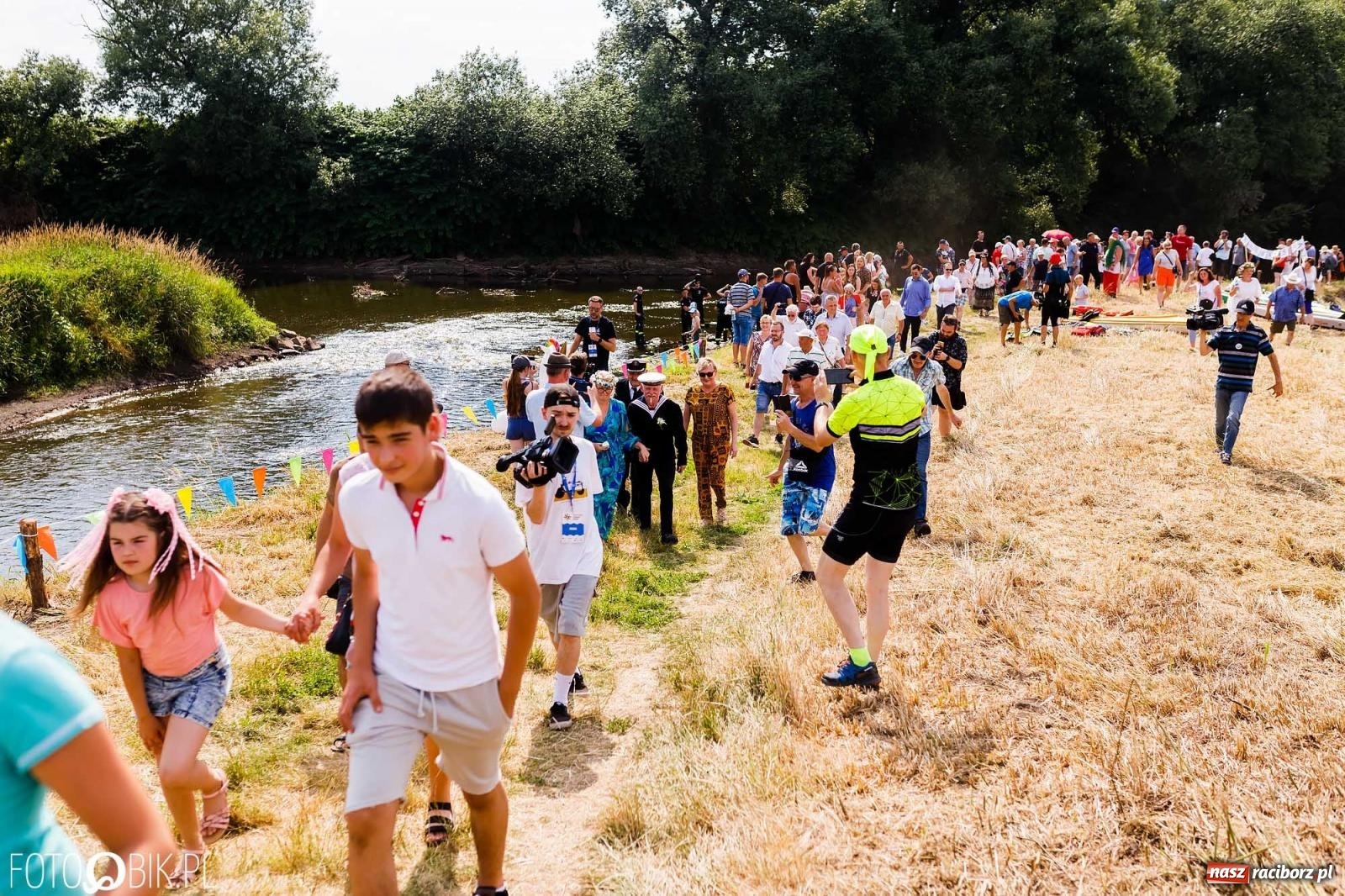 Zdjęcie w galerii na portalu naszraciborz.pl: Ślub na Odrze w Turzu. Udzielił go burmistrz i kapitan Paweł Macha [FOTO i WIDEO] wiadomości z regionu