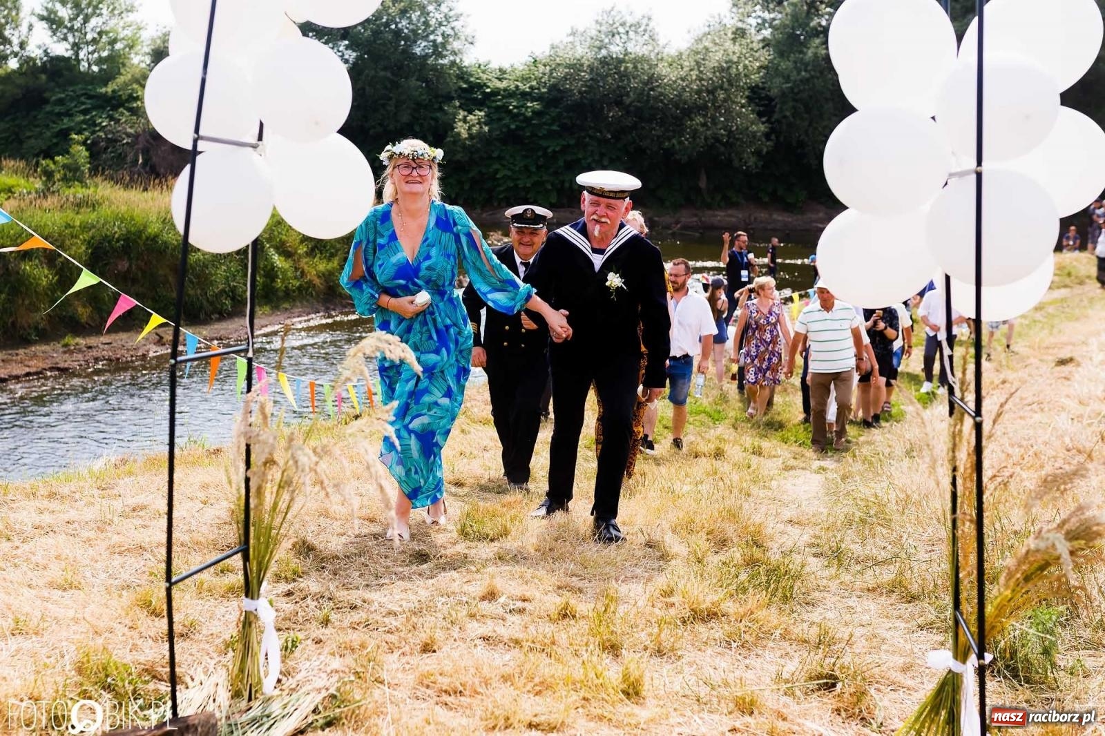 Zdjęcie w galerii na portalu naszraciborz.pl: Ślub na Odrze w Turzu. Udzielił go burmistrz i kapitan Paweł Macha [FOTO i WIDEO] wiadomości z regionu
