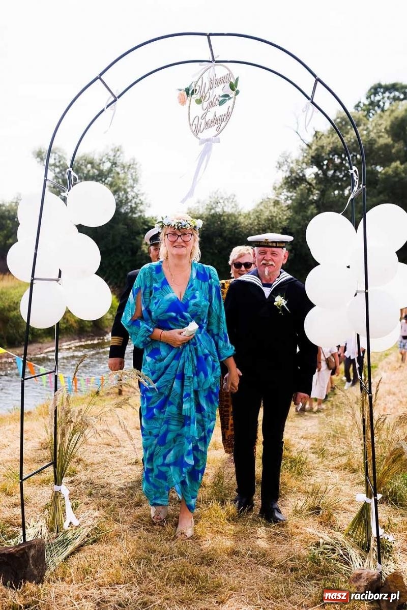 Zdjęcie w galerii na portalu naszraciborz.pl: Ślub na Odrze w Turzu. Udzielił go burmistrz i kapitan Paweł Macha [FOTO i WIDEO] wiadomości z regionu