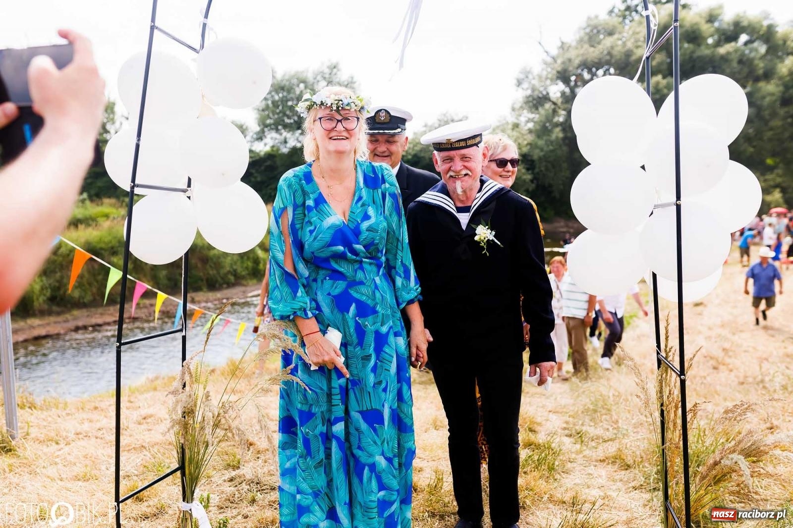 Zdjęcie w galerii na portalu naszraciborz.pl: Ślub na Odrze w Turzu. Udzielił go burmistrz i kapitan Paweł Macha [FOTO i WIDEO] wiadomości z regionu
