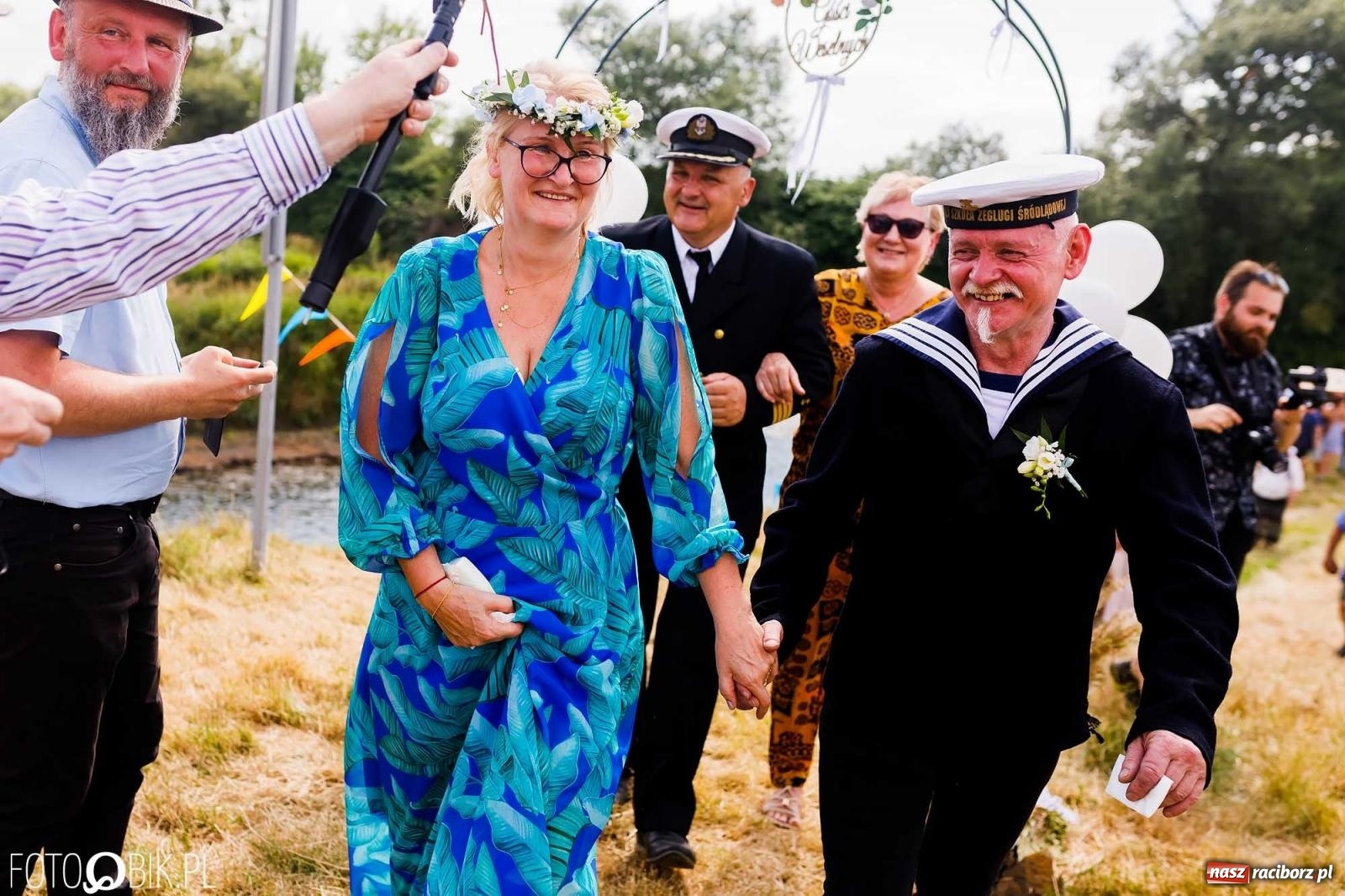 Zdjęcie w galerii na portalu naszraciborz.pl: Ślub na Odrze w Turzu. Udzielił go burmistrz i kapitan Paweł Macha [FOTO i WIDEO] wiadomości z regionu