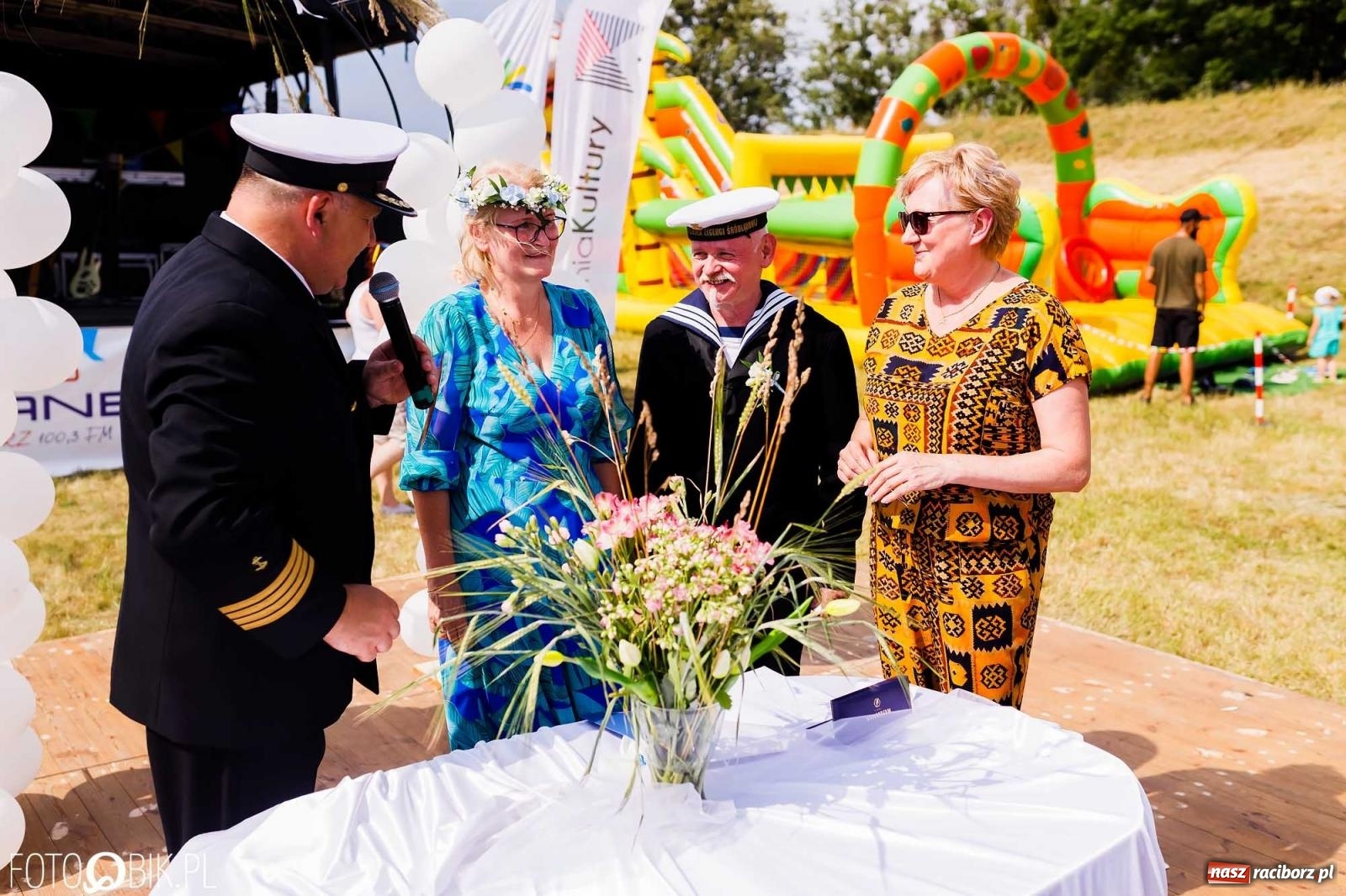 Zdjęcie w galerii na portalu naszraciborz.pl: Ślub na Odrze w Turzu. Udzielił go burmistrz i kapitan Paweł Macha [FOTO i WIDEO] wiadomości z regionu