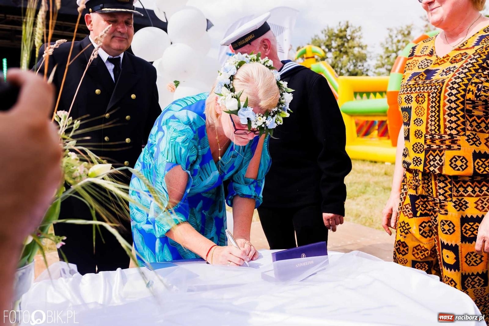 Zdjęcie w galerii na portalu naszraciborz.pl: Ślub na Odrze w Turzu. Udzielił go burmistrz i kapitan Paweł Macha [FOTO i WIDEO] wiadomości z regionu