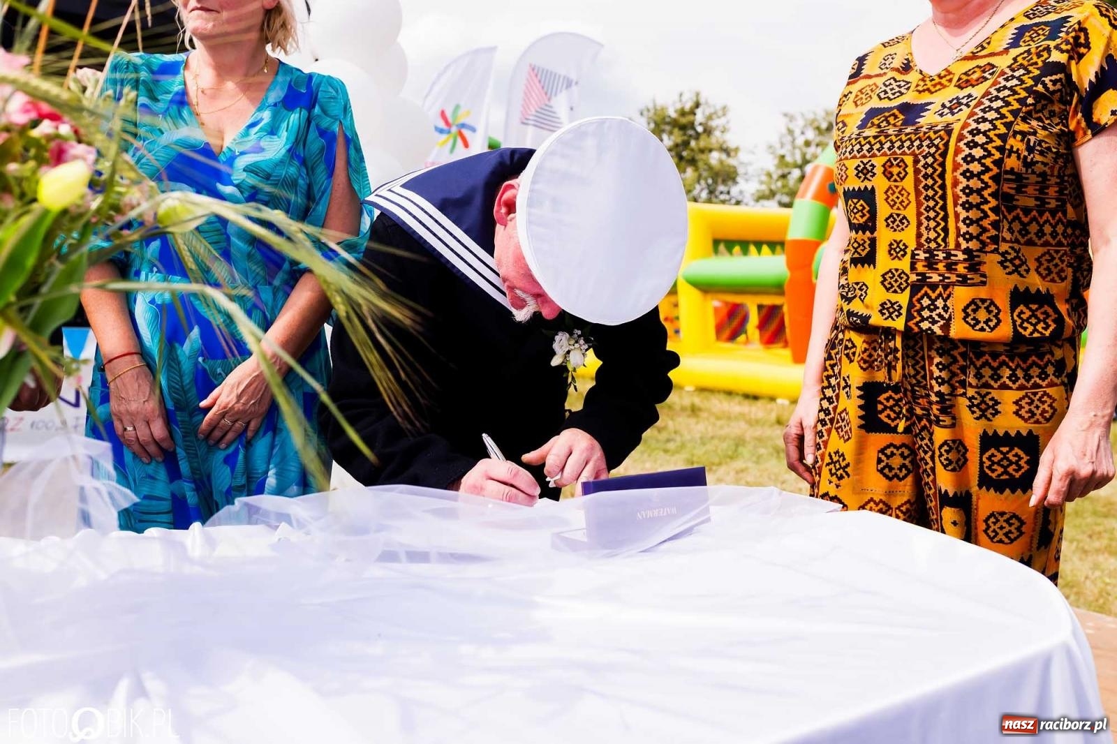 Zdjęcie w galerii na portalu naszraciborz.pl: Ślub na Odrze w Turzu. Udzielił go burmistrz i kapitan Paweł Macha [FOTO i WIDEO] wiadomości z regionu