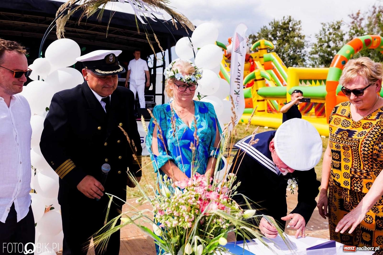 Zdjęcie w galerii na portalu naszraciborz.pl: Ślub na Odrze w Turzu. Udzielił go burmistrz i kapitan Paweł Macha [FOTO i WIDEO] wiadomości z regionu