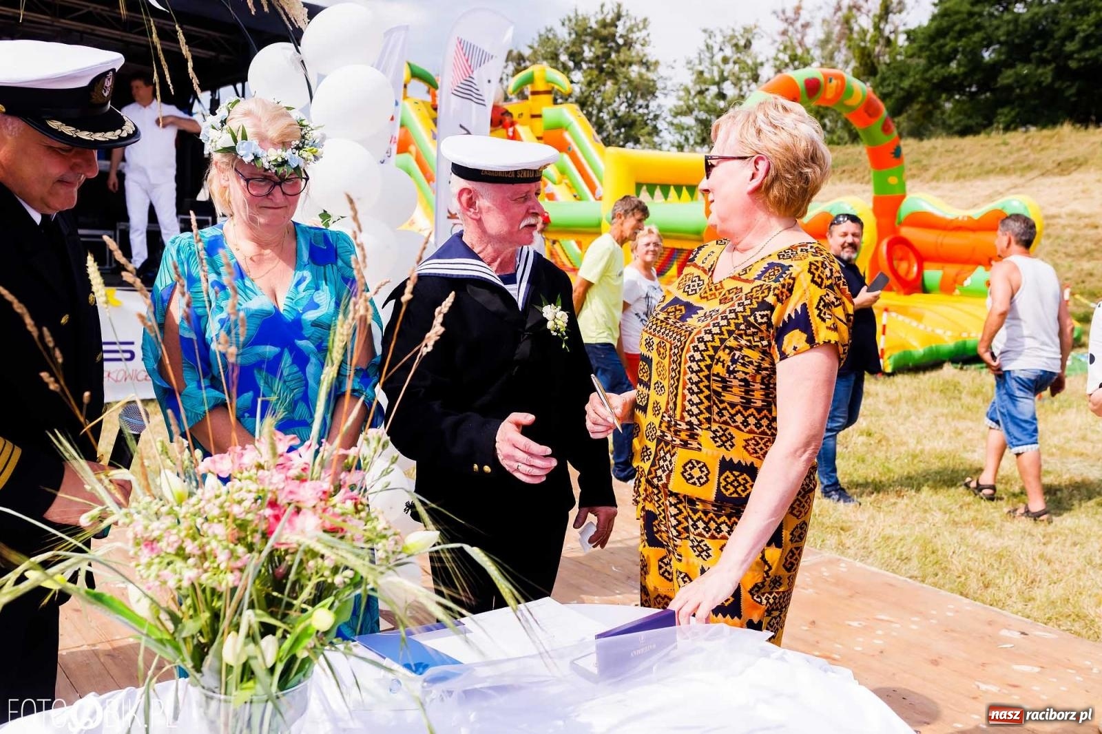 Zdjęcie w galerii na portalu naszraciborz.pl: Ślub na Odrze w Turzu. Udzielił go burmistrz i kapitan Paweł Macha [FOTO i WIDEO] wiadomości z regionu