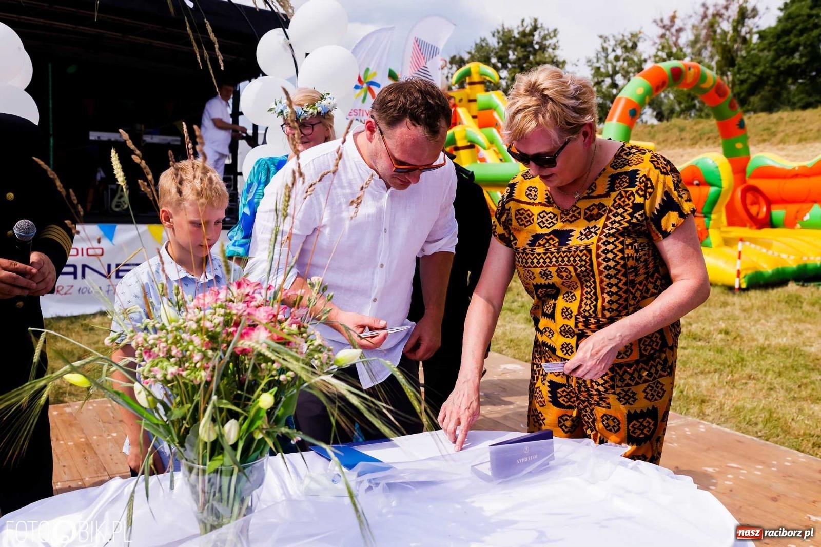 Zdjęcie w galerii na portalu naszraciborz.pl: Ślub na Odrze w Turzu. Udzielił go burmistrz i kapitan Paweł Macha [FOTO i WIDEO] wiadomości z regionu