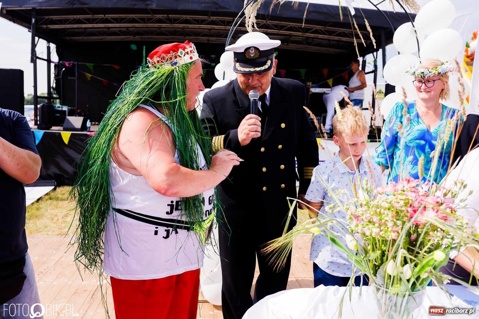 Zdjęcie w galerii na portalu naszraciborz.pl: Ślub na Odrze w Turzu. Udzielił go burmistrz i kapitan Paweł Macha [FOTO i WIDEO] wiadomości z regionu