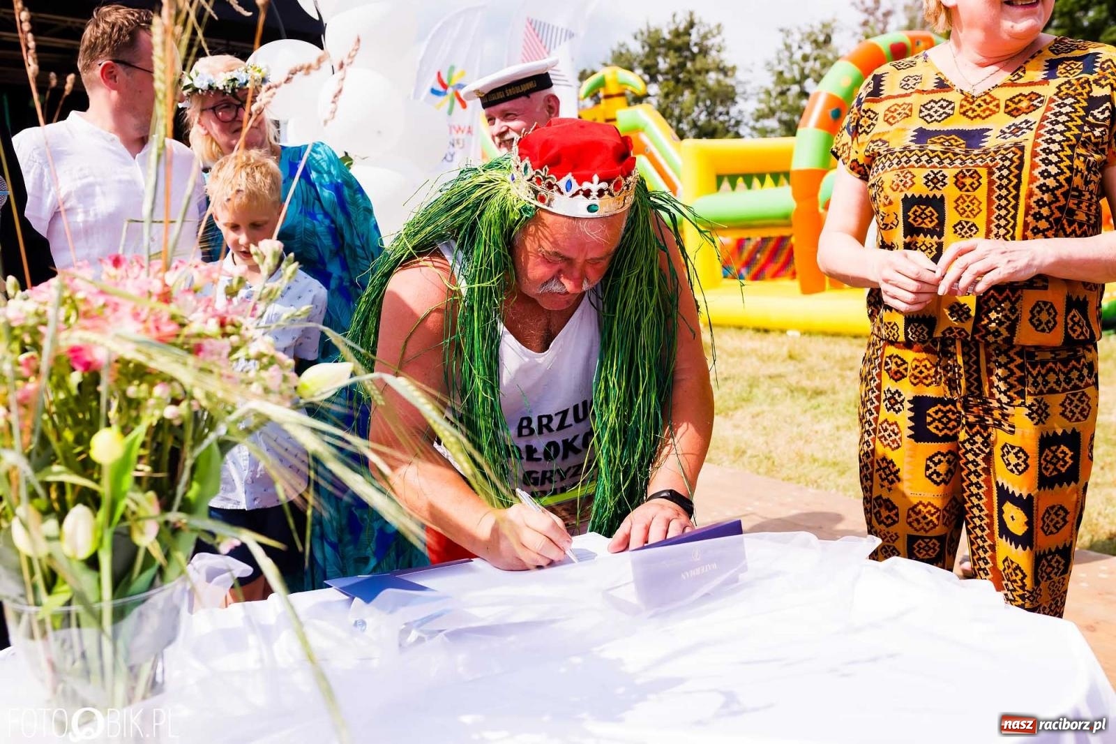 Zdjęcie w galerii na portalu naszraciborz.pl: Ślub na Odrze w Turzu. Udzielił go burmistrz i kapitan Paweł Macha [FOTO i WIDEO] wiadomości z regionu