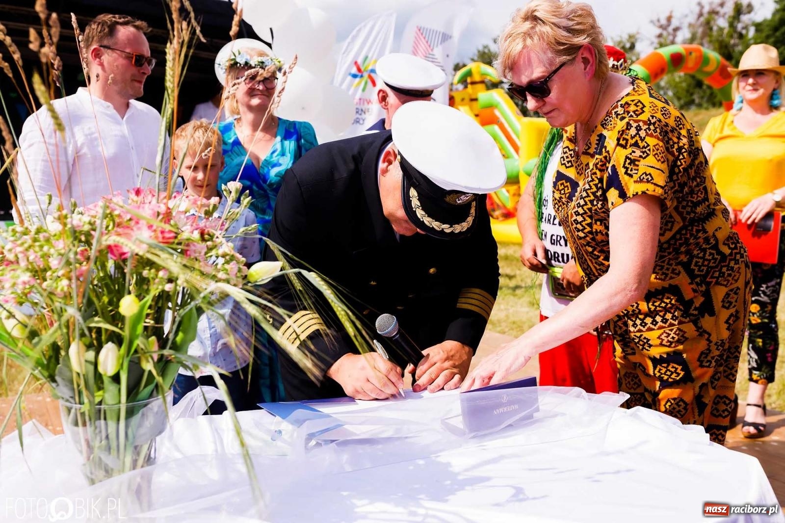 Zdjęcie w galerii na portalu naszraciborz.pl: Ślub na Odrze w Turzu. Udzielił go burmistrz i kapitan Paweł Macha [FOTO i WIDEO] wiadomości z regionu