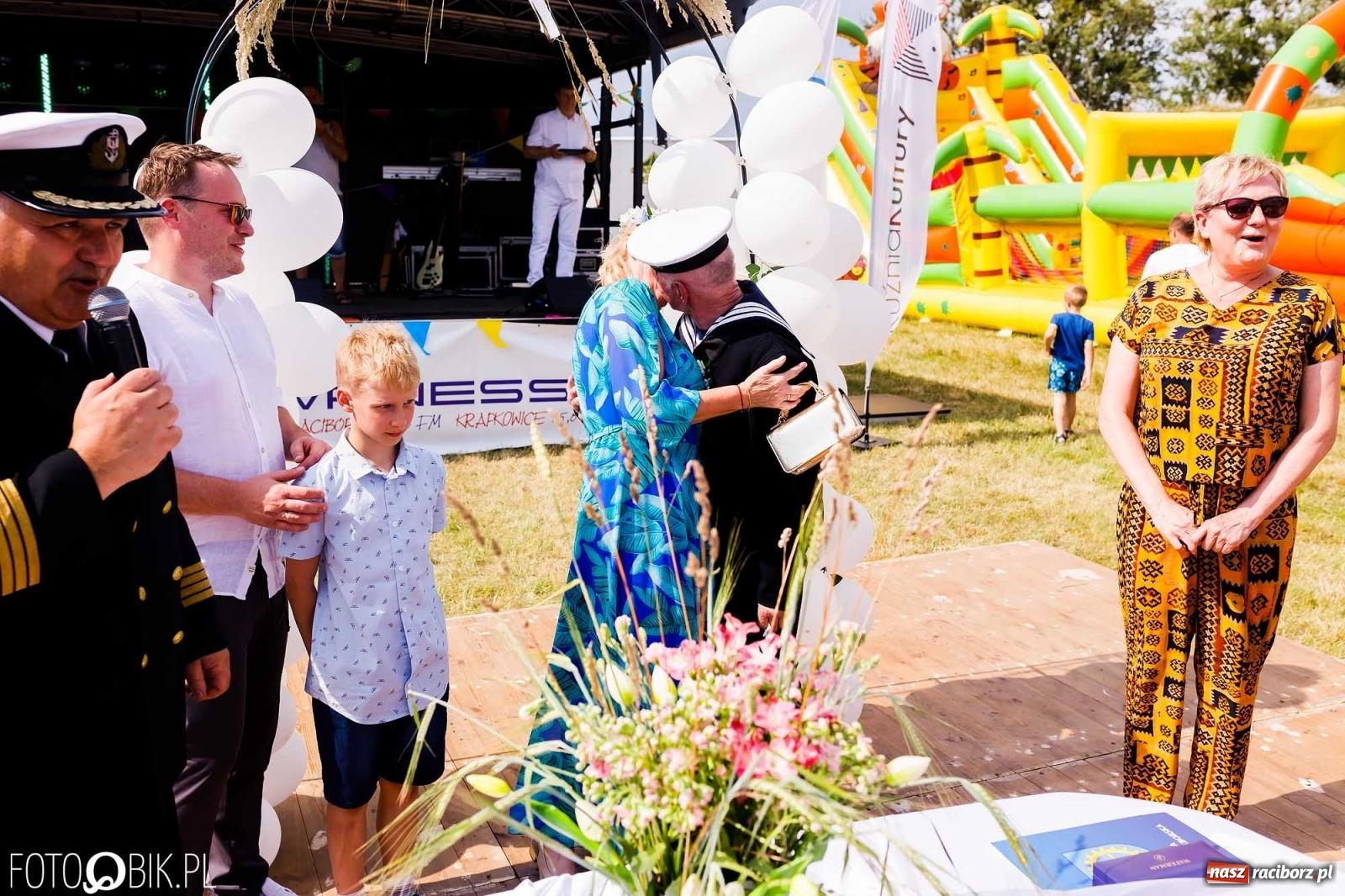 Zdjęcie w galerii na portalu naszraciborz.pl: Ślub na Odrze w Turzu. Udzielił go burmistrz i kapitan Paweł Macha [FOTO i WIDEO] wiadomości z regionu