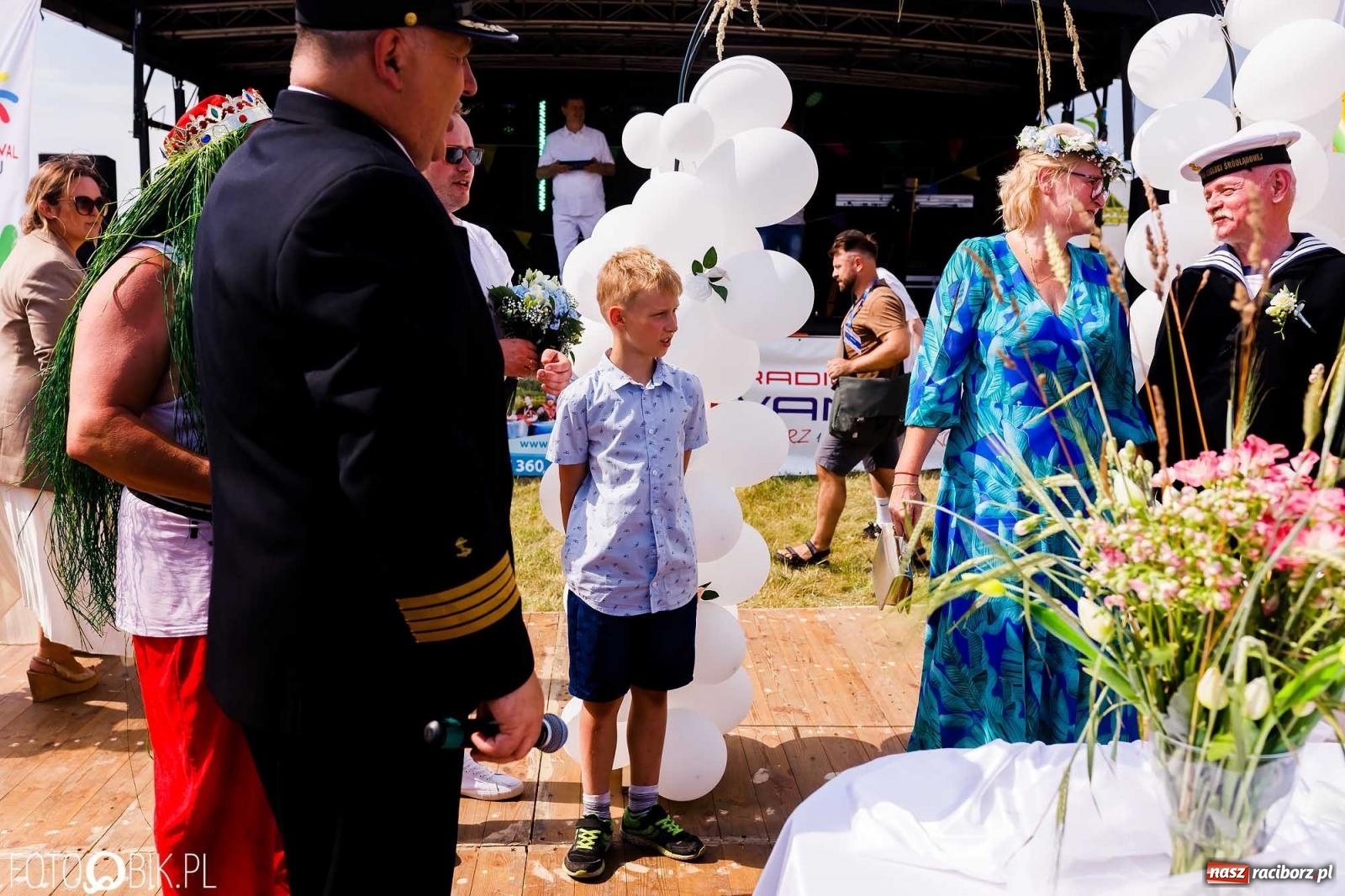 Zdjęcie w galerii na portalu naszraciborz.pl: Ślub na Odrze w Turzu. Udzielił go burmistrz i kapitan Paweł Macha [FOTO i WIDEO] wiadomości z regionu
