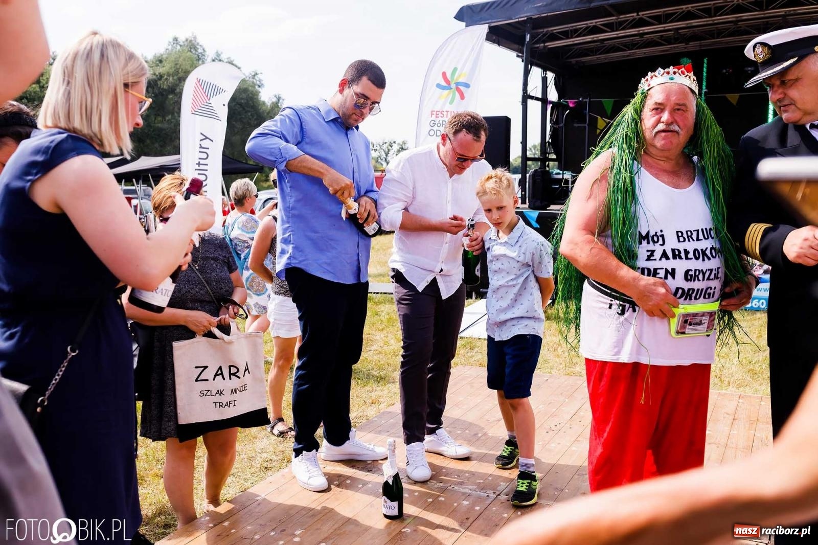 Zdjęcie w galerii na portalu naszraciborz.pl: Ślub na Odrze w Turzu. Udzielił go burmistrz i kapitan Paweł Macha [FOTO i WIDEO] wiadomości z regionu