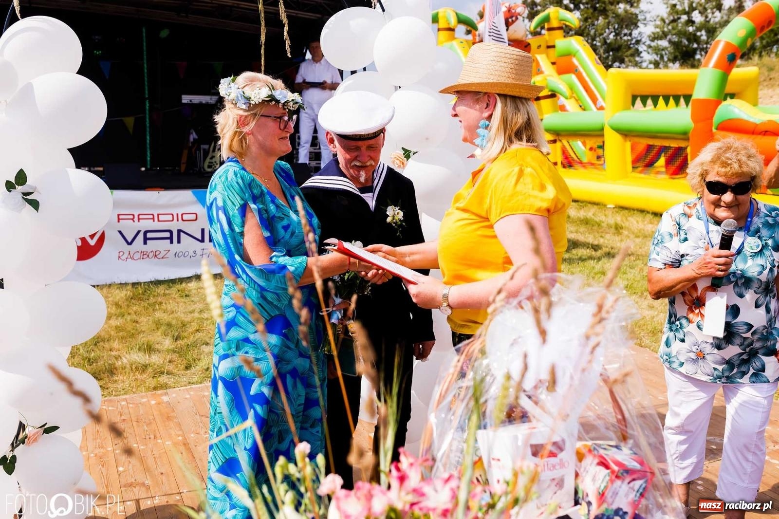 Zdjęcie w galerii na portalu naszraciborz.pl: Ślub na Odrze w Turzu. Udzielił go burmistrz i kapitan Paweł Macha [FOTO i WIDEO] wiadomości z regionu