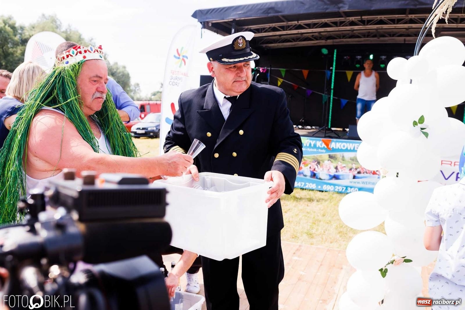 Zdjęcie w galerii na portalu naszraciborz.pl: Ślub na Odrze w Turzu. Udzielił go burmistrz i kapitan Paweł Macha [FOTO i WIDEO] wiadomości z regionu