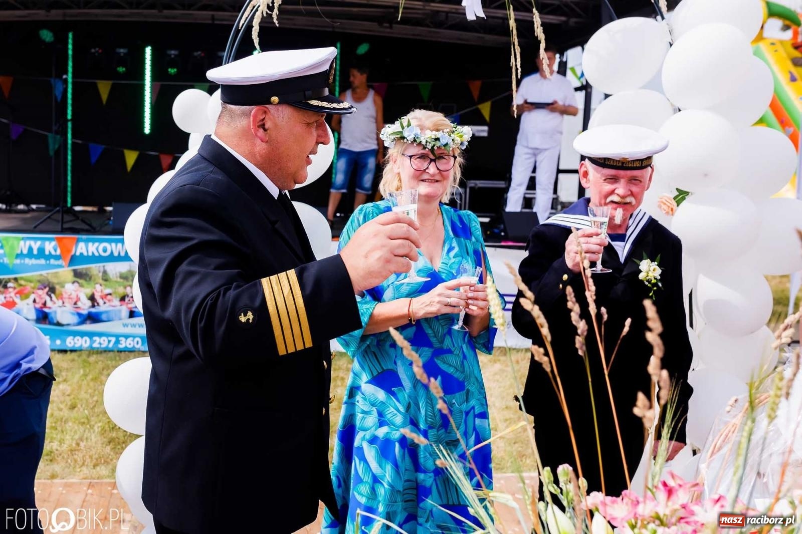 Zdjęcie w galerii na portalu naszraciborz.pl: Ślub na Odrze w Turzu. Udzielił go burmistrz i kapitan Paweł Macha [FOTO i WIDEO] wiadomości z regionu