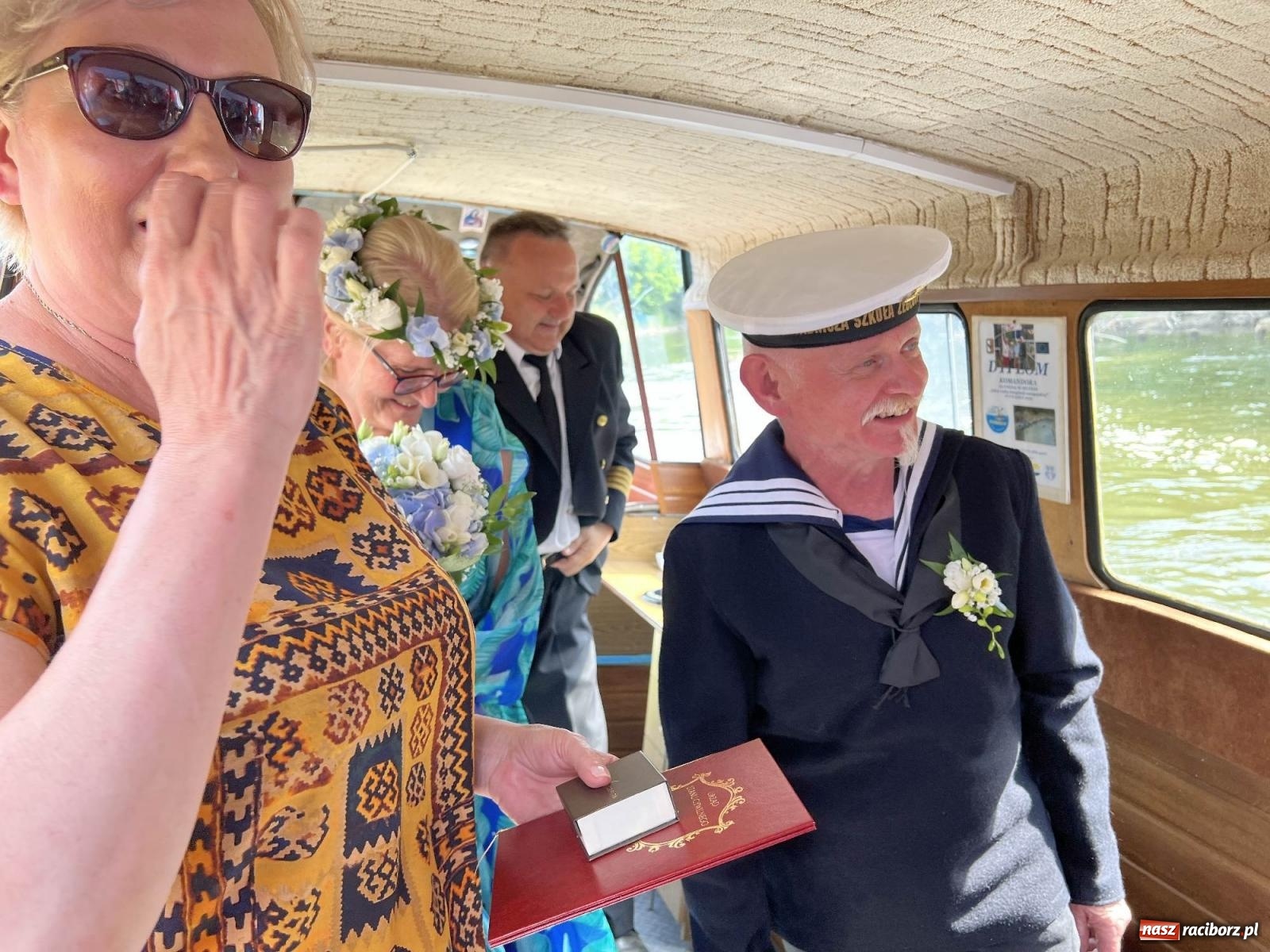 Zdjęcie w galerii na portalu naszraciborz.pl: Ślub na Odrze w Turzu. Udzielił go burmistrz i kapitan Paweł Macha [FOTO i WIDEO] wiadomości z regionu