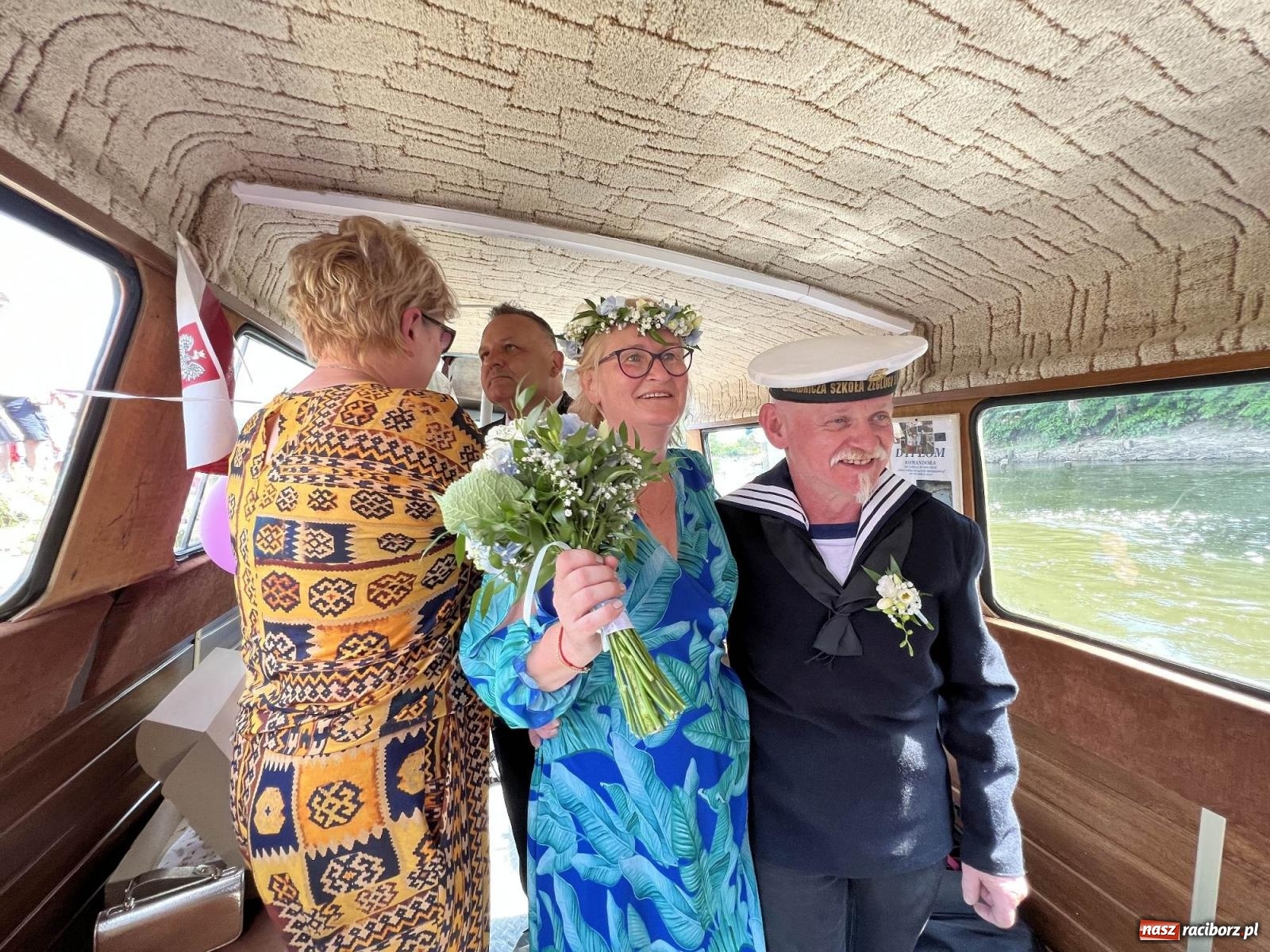 Zdjęcie w galerii na portalu naszraciborz.pl: Ślub na Odrze w Turzu. Udzielił go burmistrz i kapitan Paweł Macha [FOTO i WIDEO] wiadomości z regionu