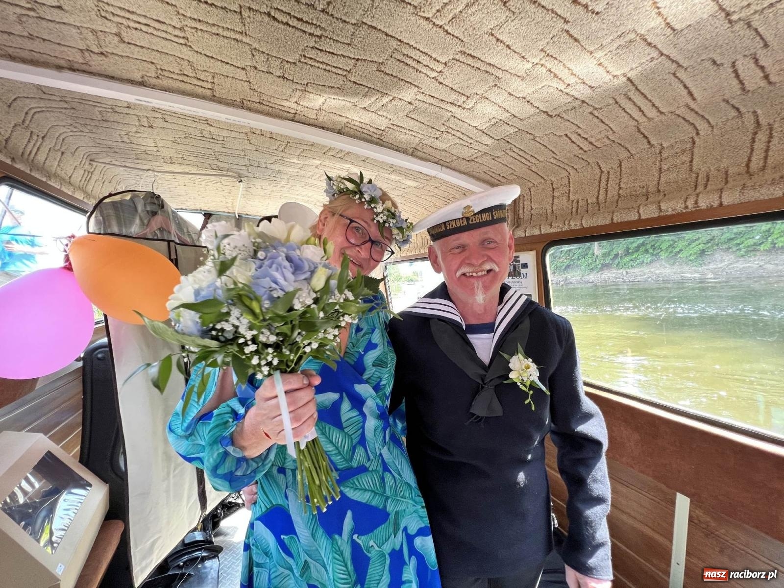 Zdjęcie w galerii na portalu naszraciborz.pl: Ślub na Odrze w Turzu. Udzielił go burmistrz i kapitan Paweł Macha [FOTO i WIDEO] wiadomości z regionu