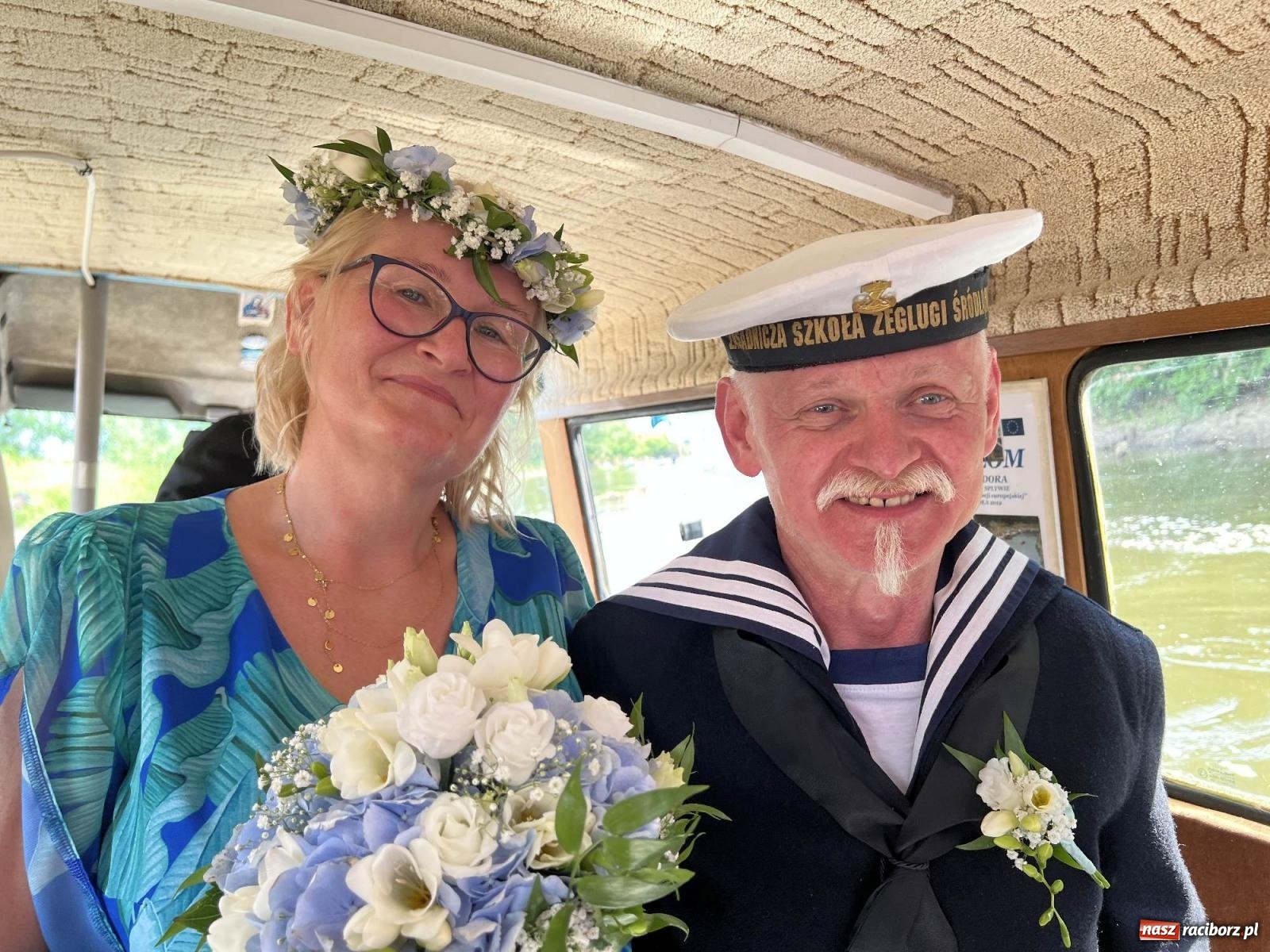 Zdjęcie w galerii na portalu naszraciborz.pl: Ślub na Odrze w Turzu. Udzielił go burmistrz i kapitan Paweł Macha [FOTO i WIDEO] wiadomości z regionu