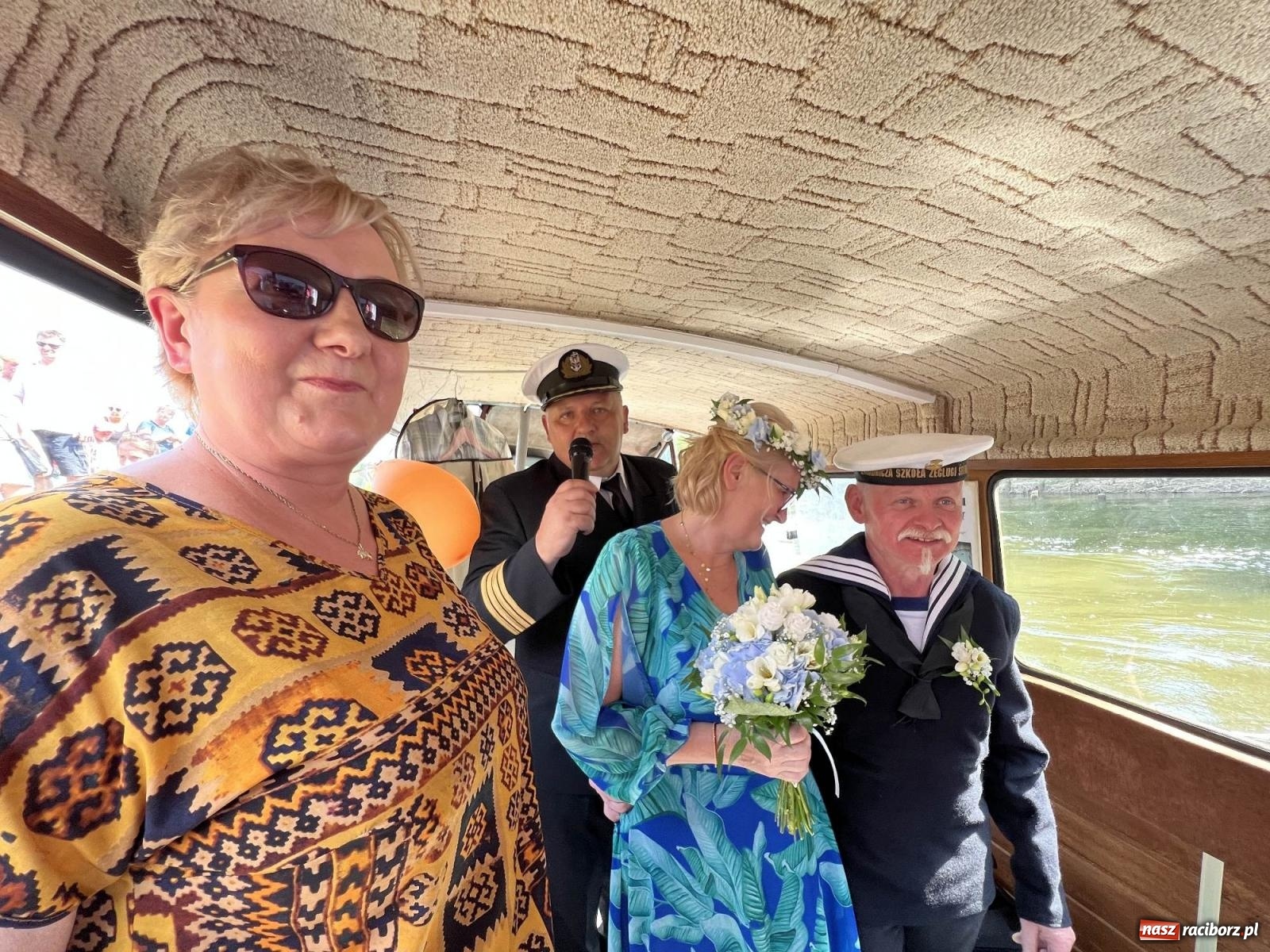 Zdjęcie w galerii na portalu naszraciborz.pl: Ślub na Odrze w Turzu. Udzielił go burmistrz i kapitan Paweł Macha [FOTO i WIDEO] wiadomości z regionu