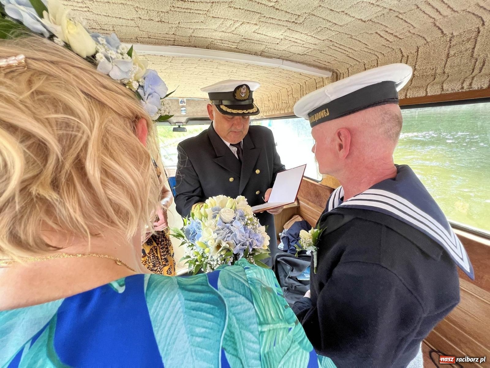 Zdjęcie w galerii na portalu naszraciborz.pl: Ślub na Odrze w Turzu. Udzielił go burmistrz i kapitan Paweł Macha [FOTO i WIDEO] wiadomości z regionu