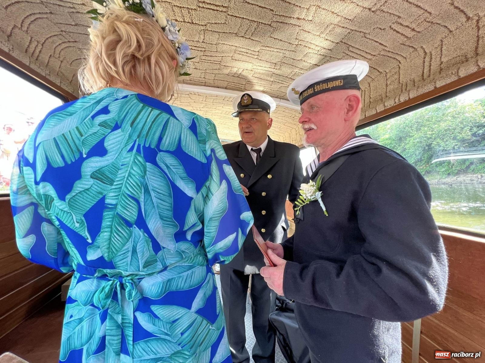 Zdjęcie w galerii na portalu naszraciborz.pl: Ślub na Odrze w Turzu. Udzielił go burmistrz i kapitan Paweł Macha [FOTO i WIDEO] wiadomości z regionu